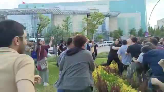 TKP'den Koç Holding'in 100. yıl etkinliği önünde protesto: "Söz veriyoruz bu ülkede emekçilerin iktidarı kurulacak"