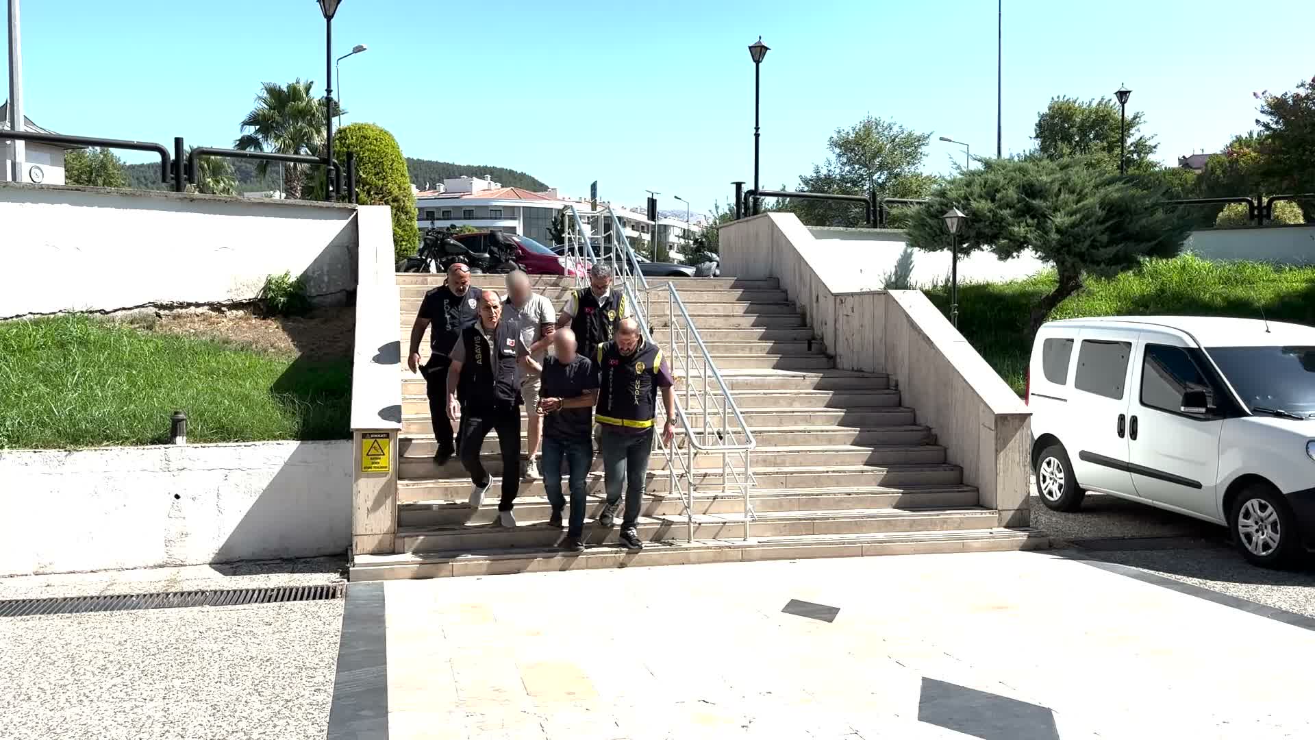 FETÖ’den ihraç edilen emniyet müdürü parke taşı hırsızlığı suçlamasıyla gözaltına alındı