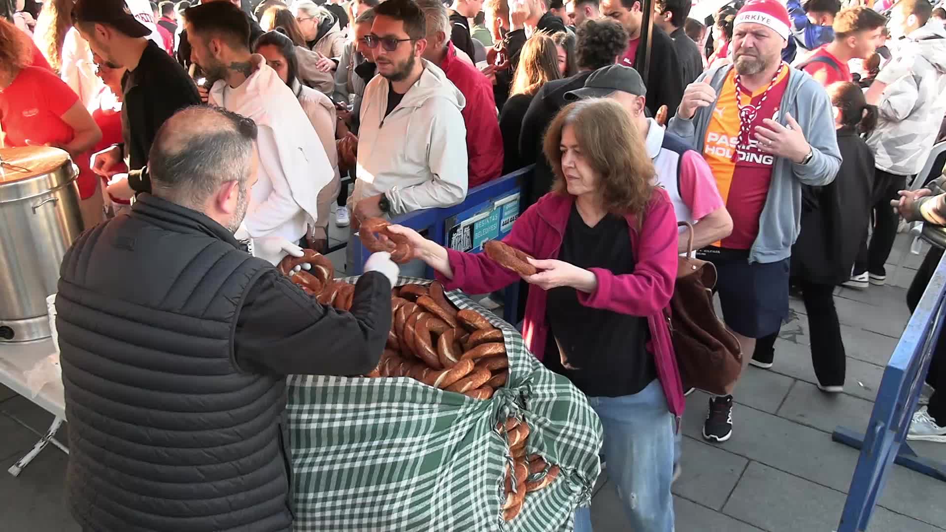 İstanbul'da meydan ve parklar milli maç heyecanıyla doldu taştı