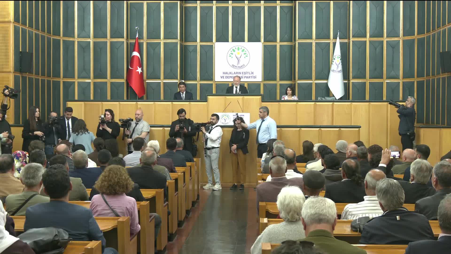Hatimoğulları'ndan Kurtulmuş'a "süreç" çağrısı: "Bütün programlarınızı bir süreliğine bir kenara bırakın, Meclis'in başında durun"