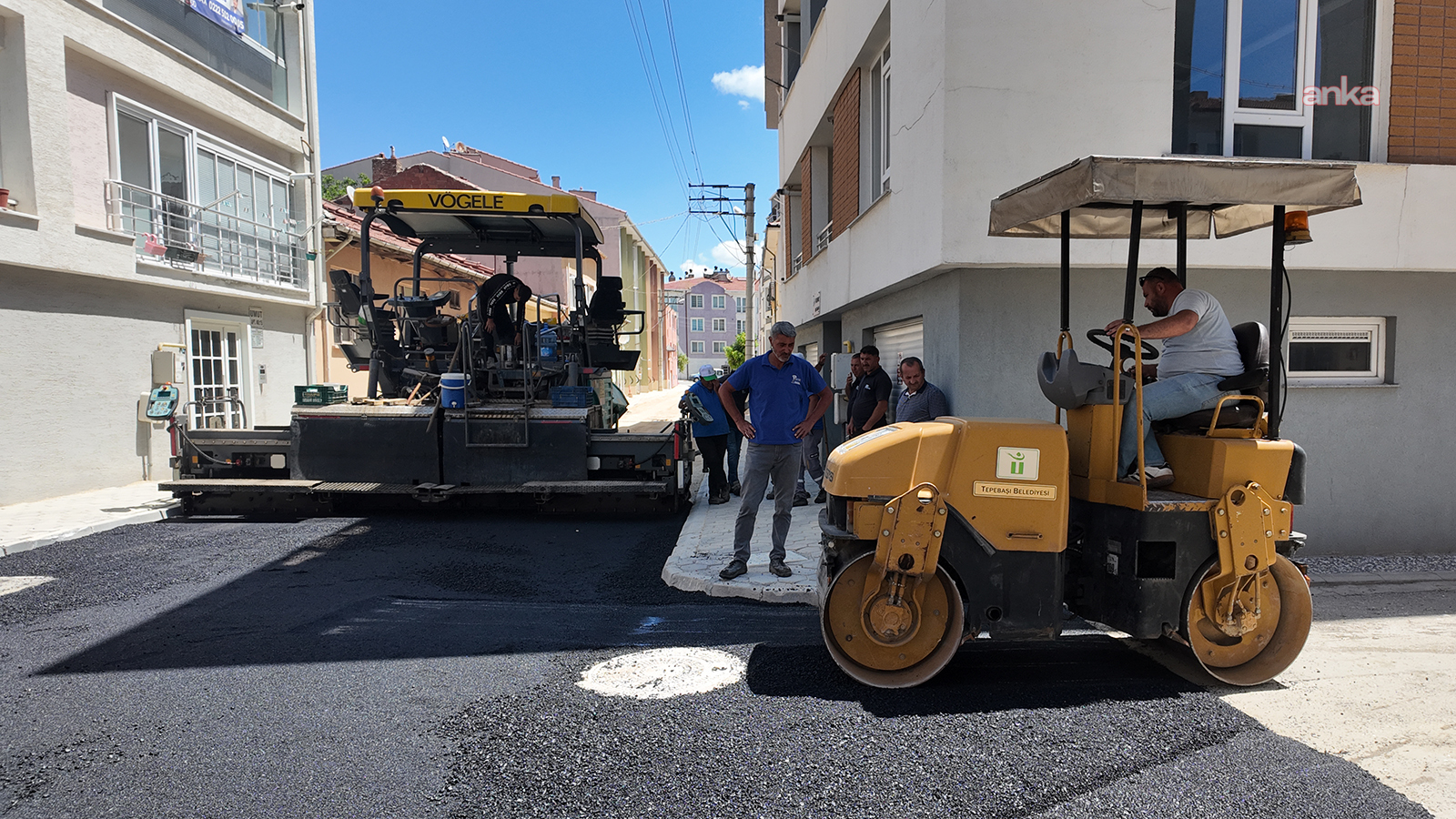 Tepebaşı Belediyesi'nden Ertuğrulgazi Mahallesi'nde asfalt serim mesaisi