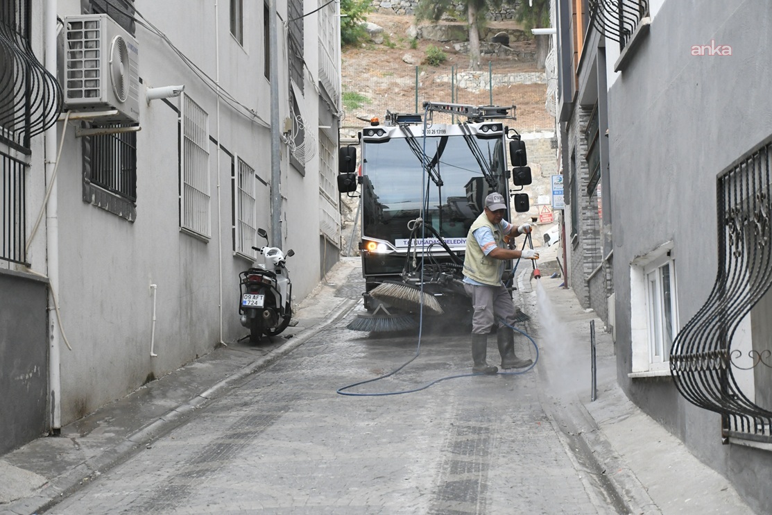Kuşadası Belediyesi, temizlik çalışmalarına Türkmen ve Ege mahallelerinde devam etti