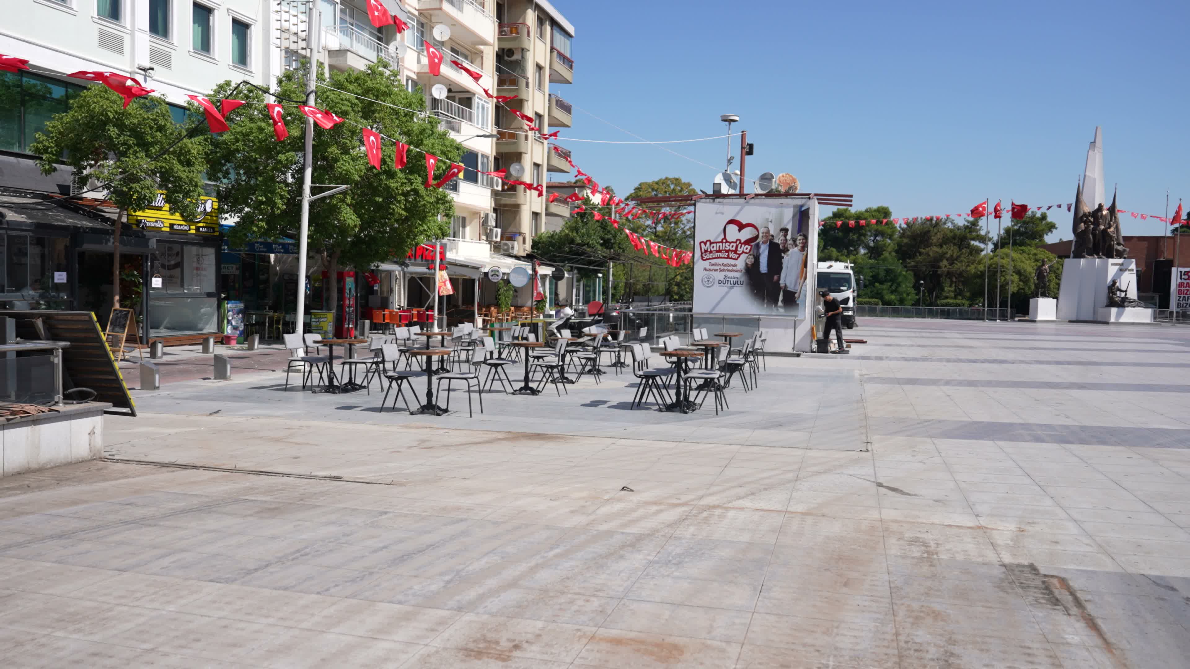 Manisa Büyükşehir Belediyesi'nden Cumhuriyet Meydanı’nda işgaliye denetimi