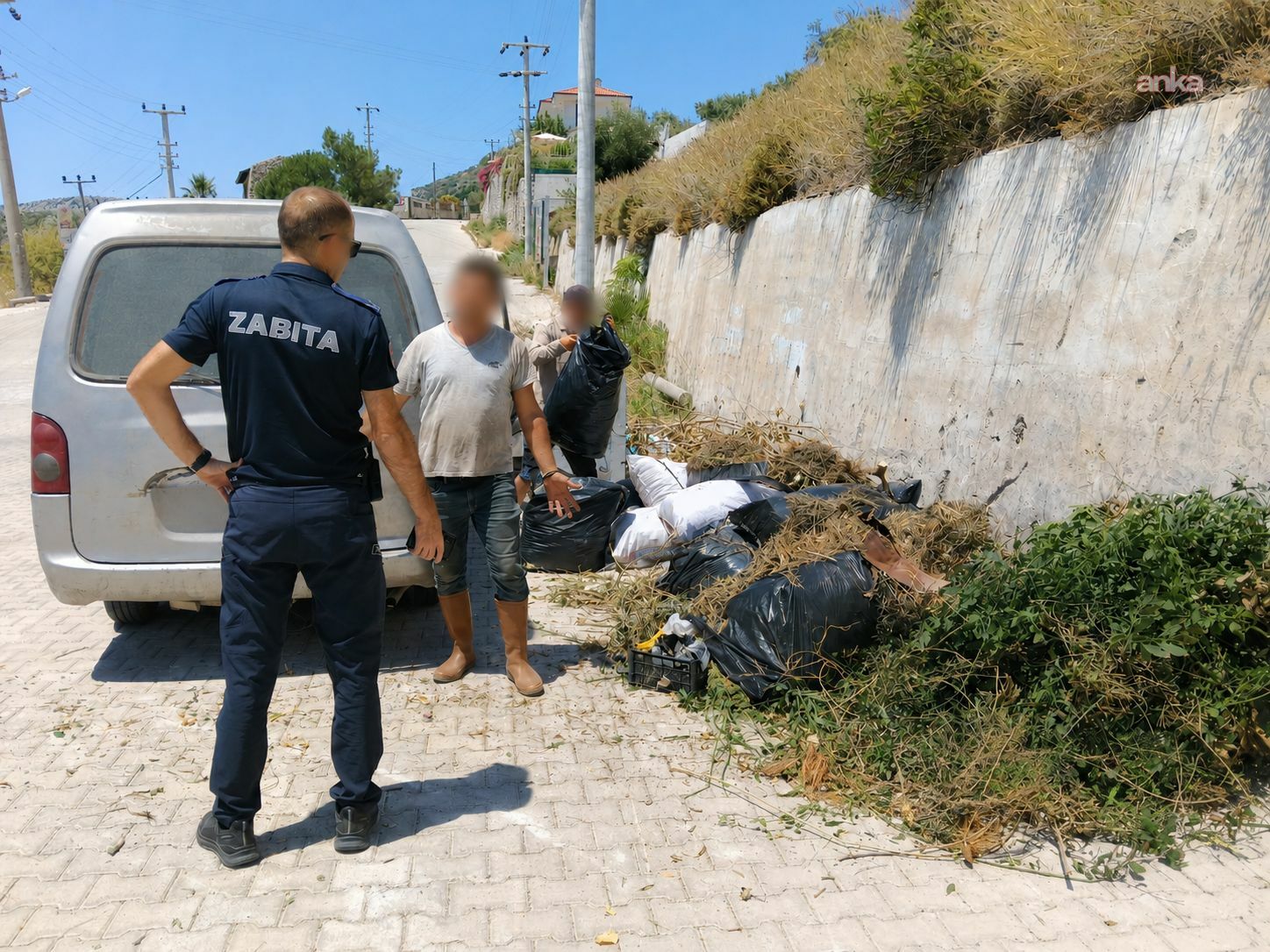 Marmaris'te yol kenarına atık bırakan kişilere cezai işlem