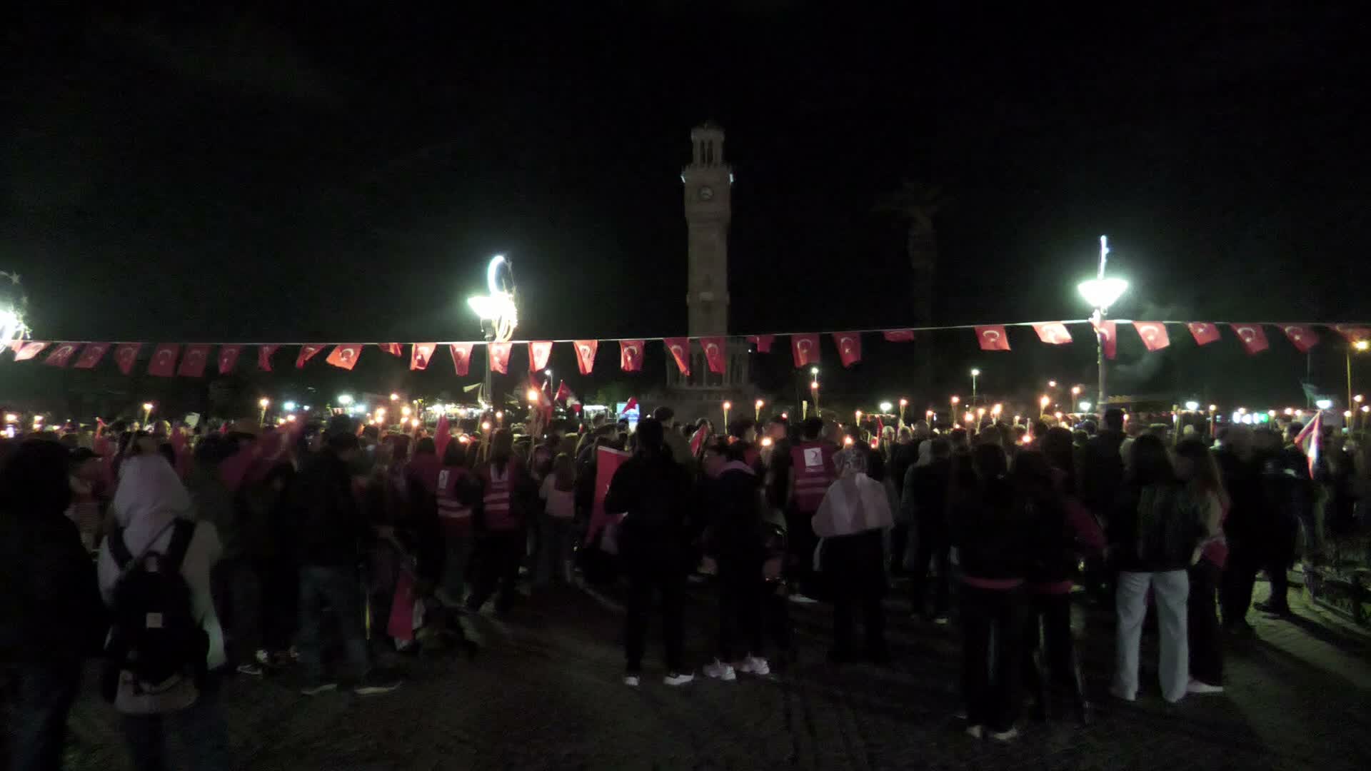 İzmir'de Cumhuriyet Bayramı coşkusu: Bin dronla gökyüzü aydınlandı