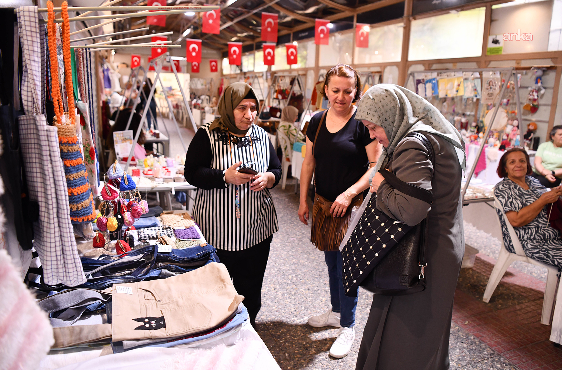 Tepebaşı Hanımeli Sokak'ta el emeği ürünler kent halkıyla buluşuyor
