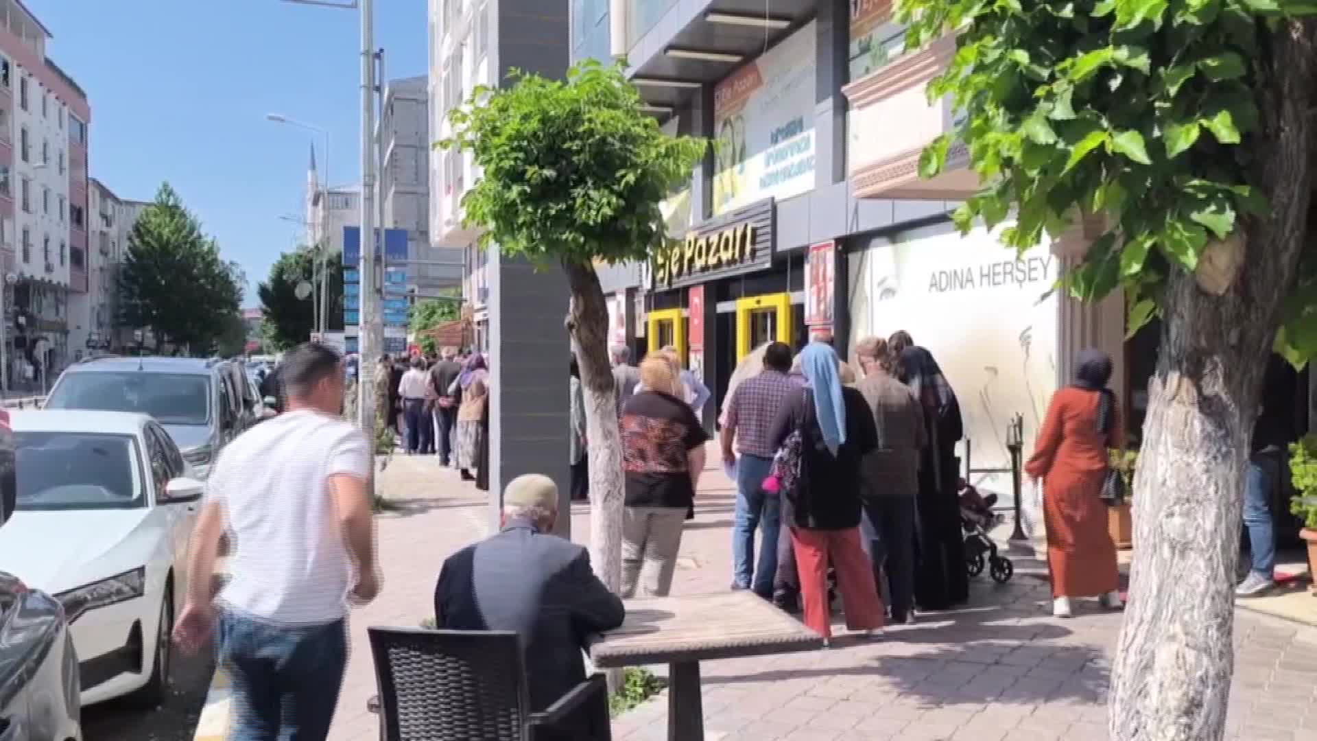Iğdır’da sosyal yardımlar için Halk Bankası önünde kuyruk oluştu