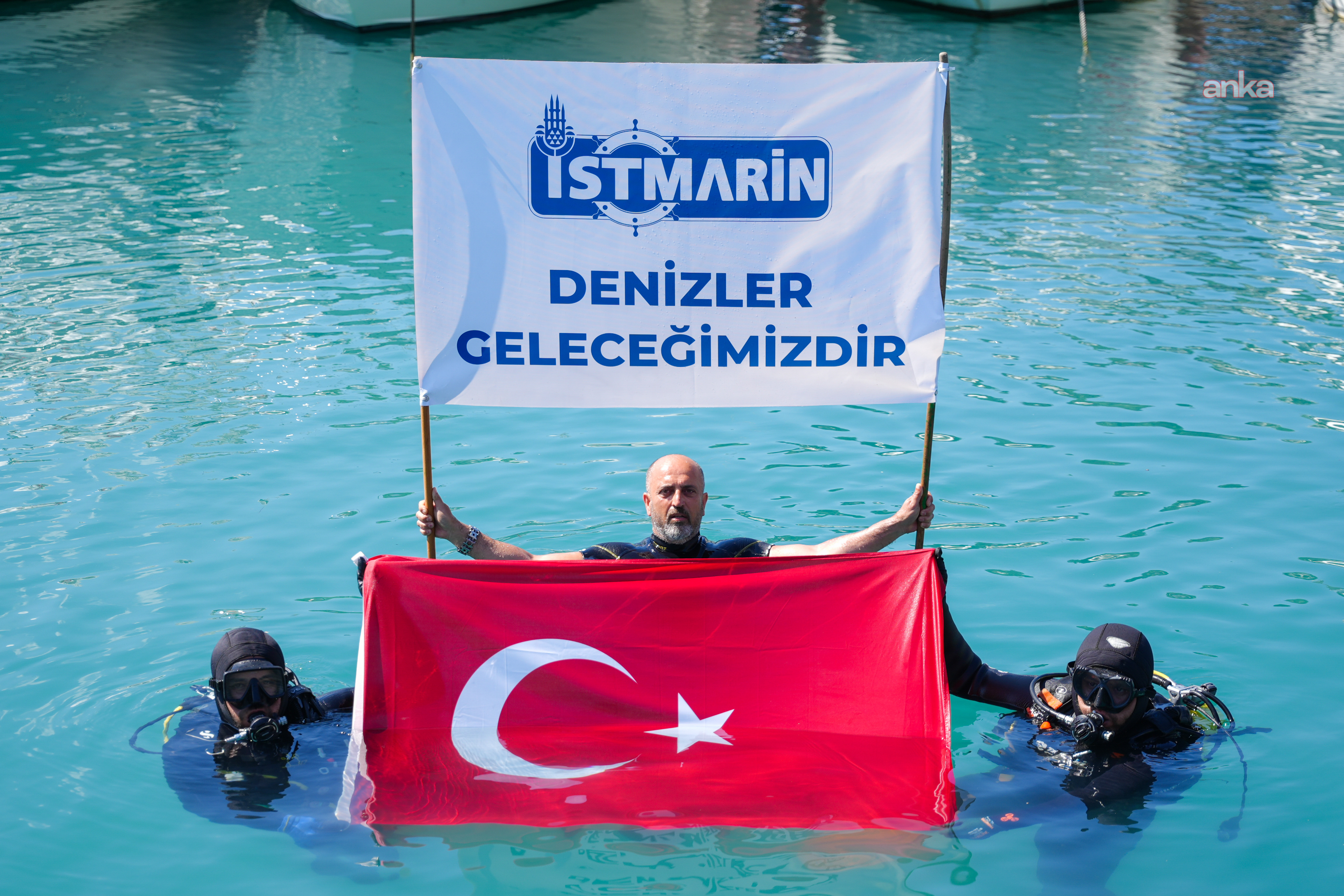 Tarabya Koyu’nda dip temizliği: Denizden park dubası, fayans ve lastik çıktı