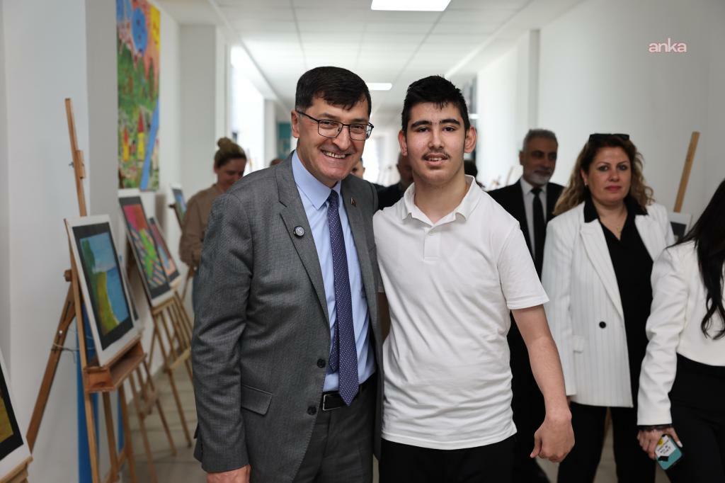 Kütahya Belediye Başkanı Kahveci, "Engelsiz Dokunuş" sergisini gezdi