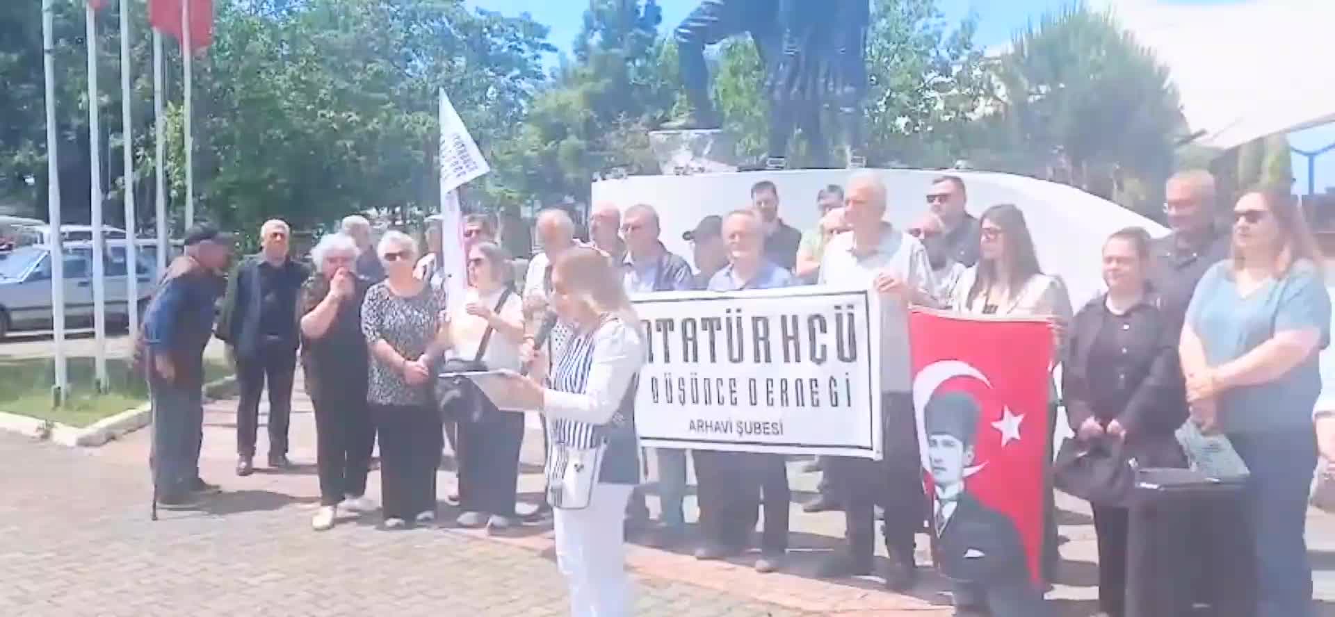 ADD Arhavi Şubesi, Kemalistlere hakaret eden eski AK Partili Eker'i protesto etti