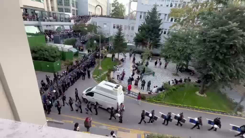 Yemek zammına karşı yapılan eylem üzerine Boğaziçi'ne çok sayıda polis sevk edildi