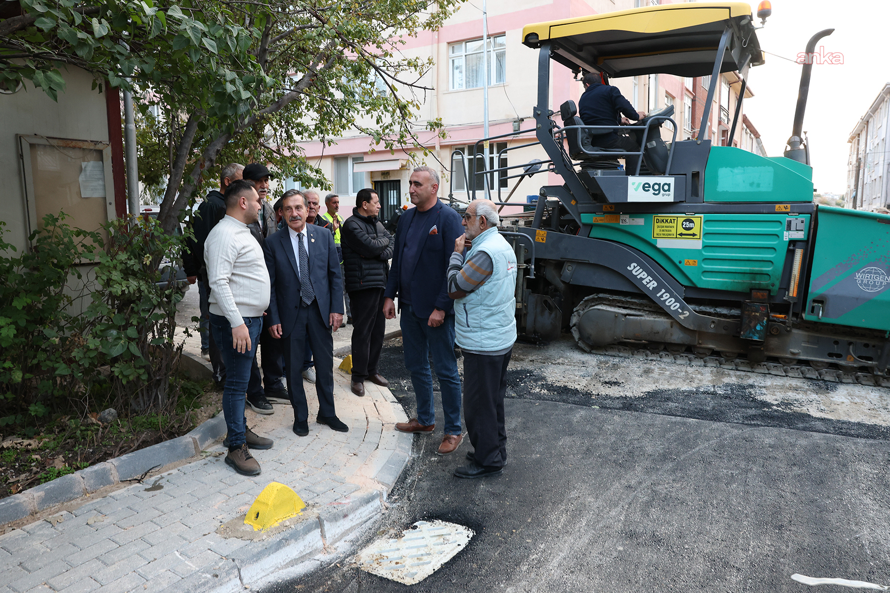 Tepebaşı Belediye Başkanı Ataç, Yenimahalle'de asfalt çalışmalarını inceledi