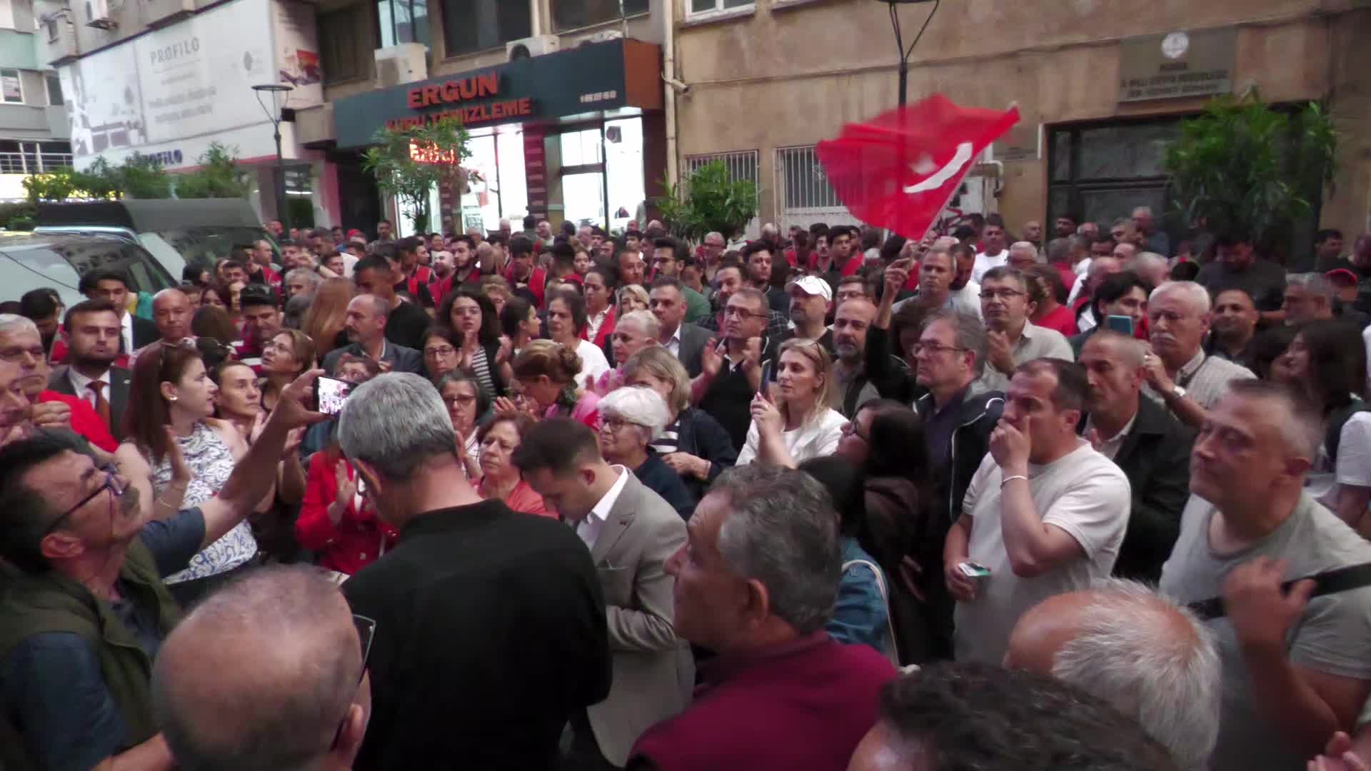 CHP Kurultayı'na iptal kararı... Özgür Özel’in açıklamaları memleketi Manisa’da partililerce alkışlarla takip edildi
