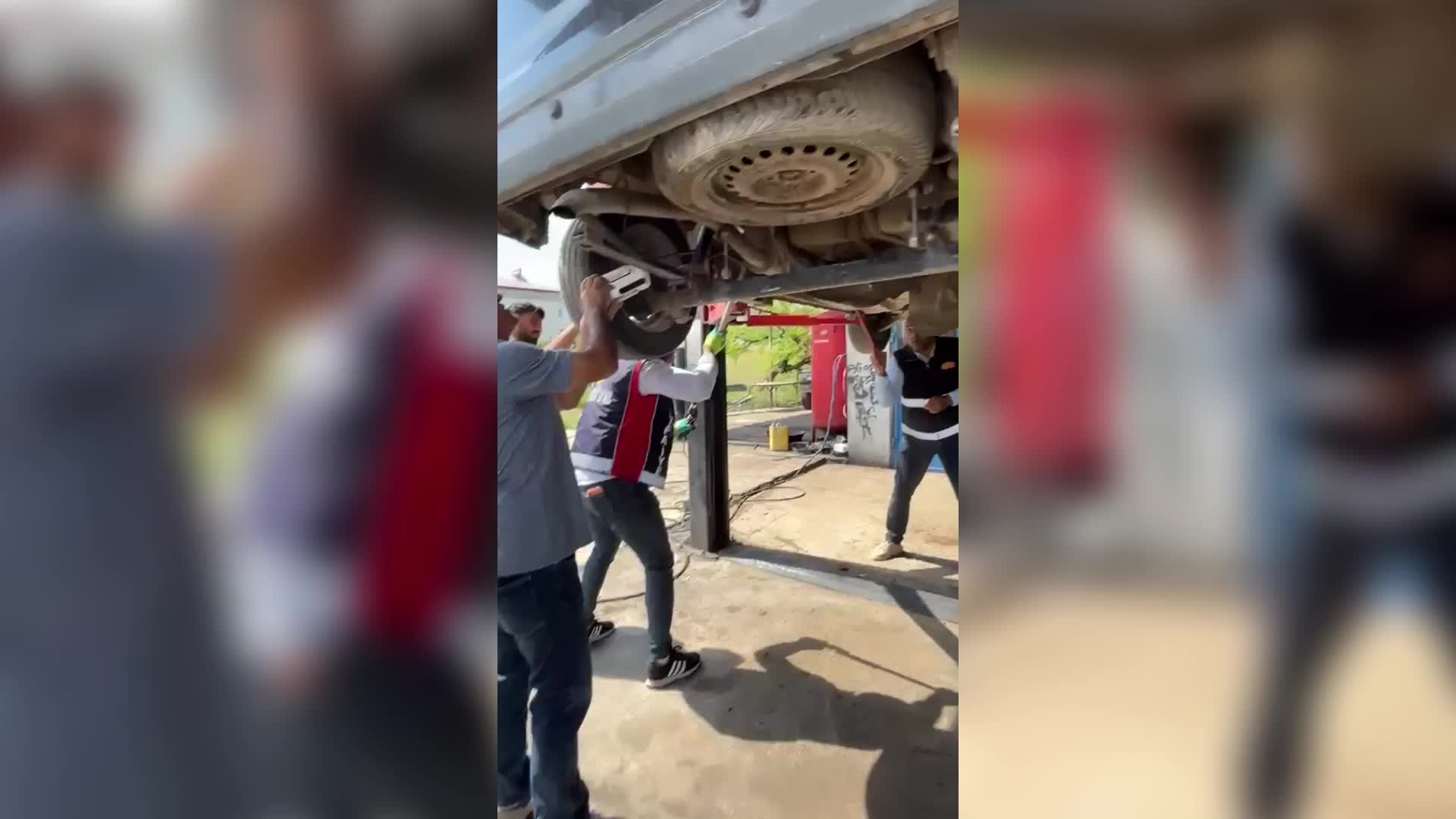 Iğdır’da araca giren yılan itfaiye ekiplerince çıkarıldı