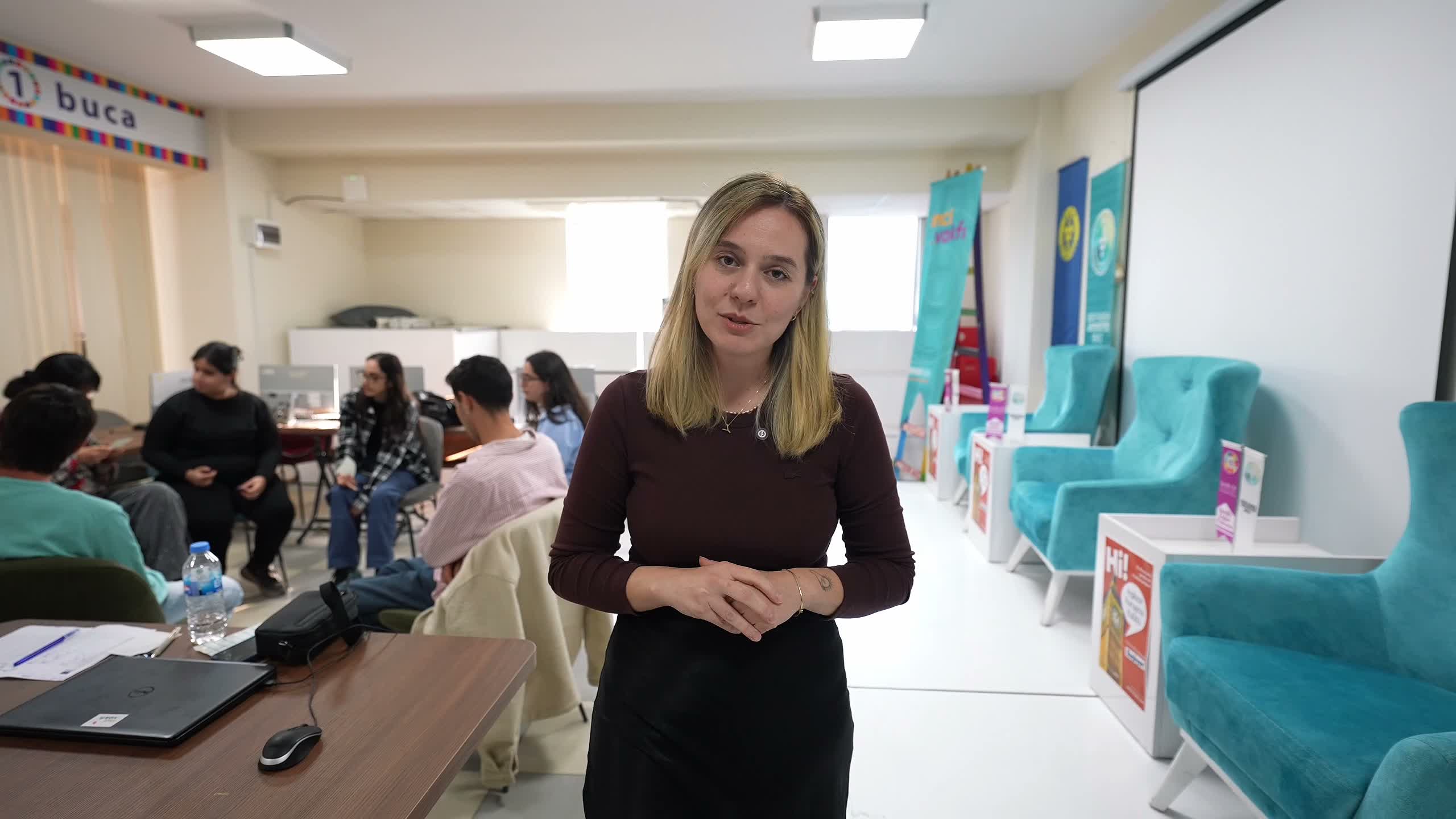 Buca’da gençler "İngilizce Konuşma Kulübü" ile dil becerilerini geliştiriyor