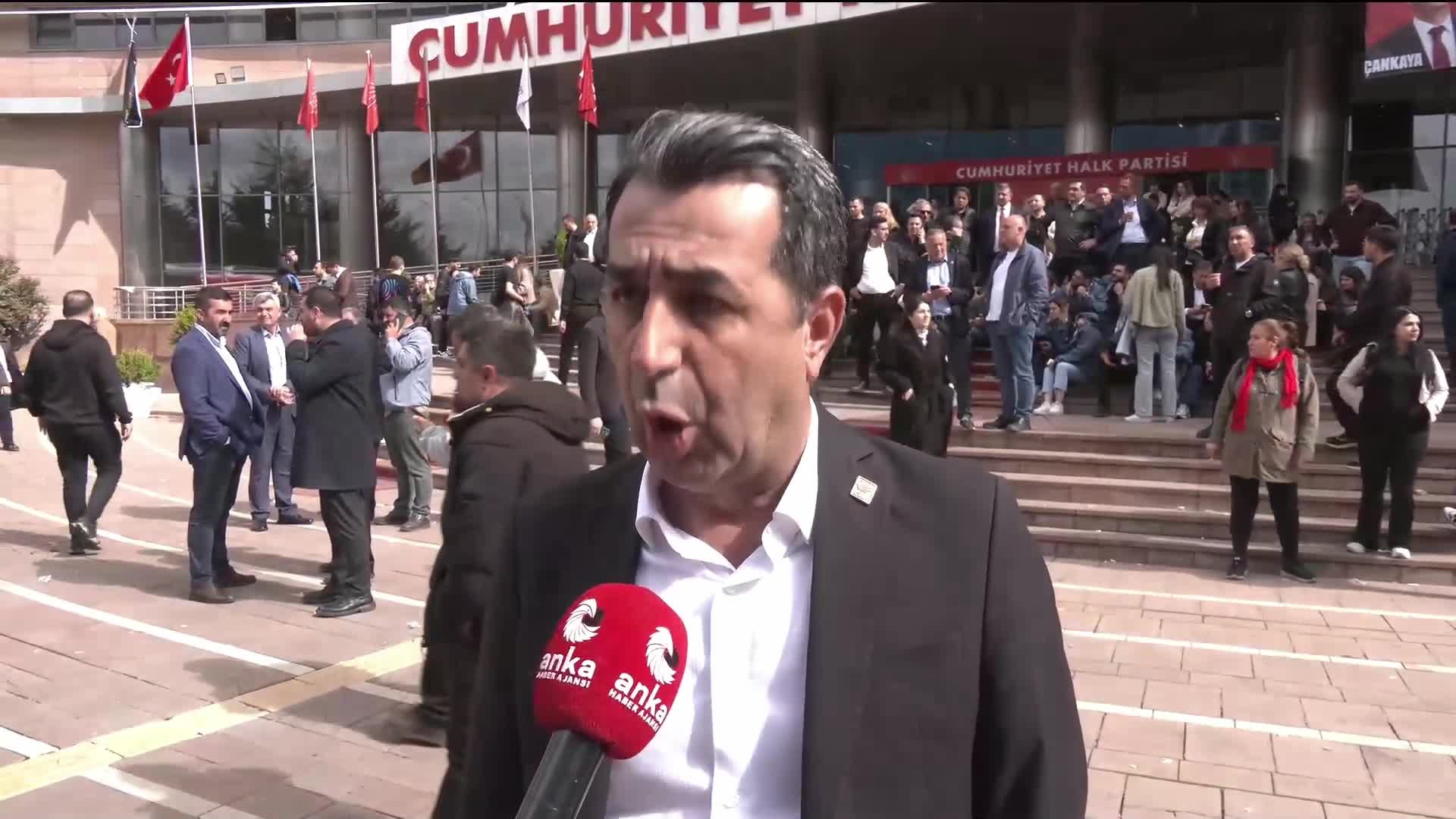 CHP Genel Merkezi'nde gerginlik... Erhan Adem: "Burayı terk etmeyeceğiz"