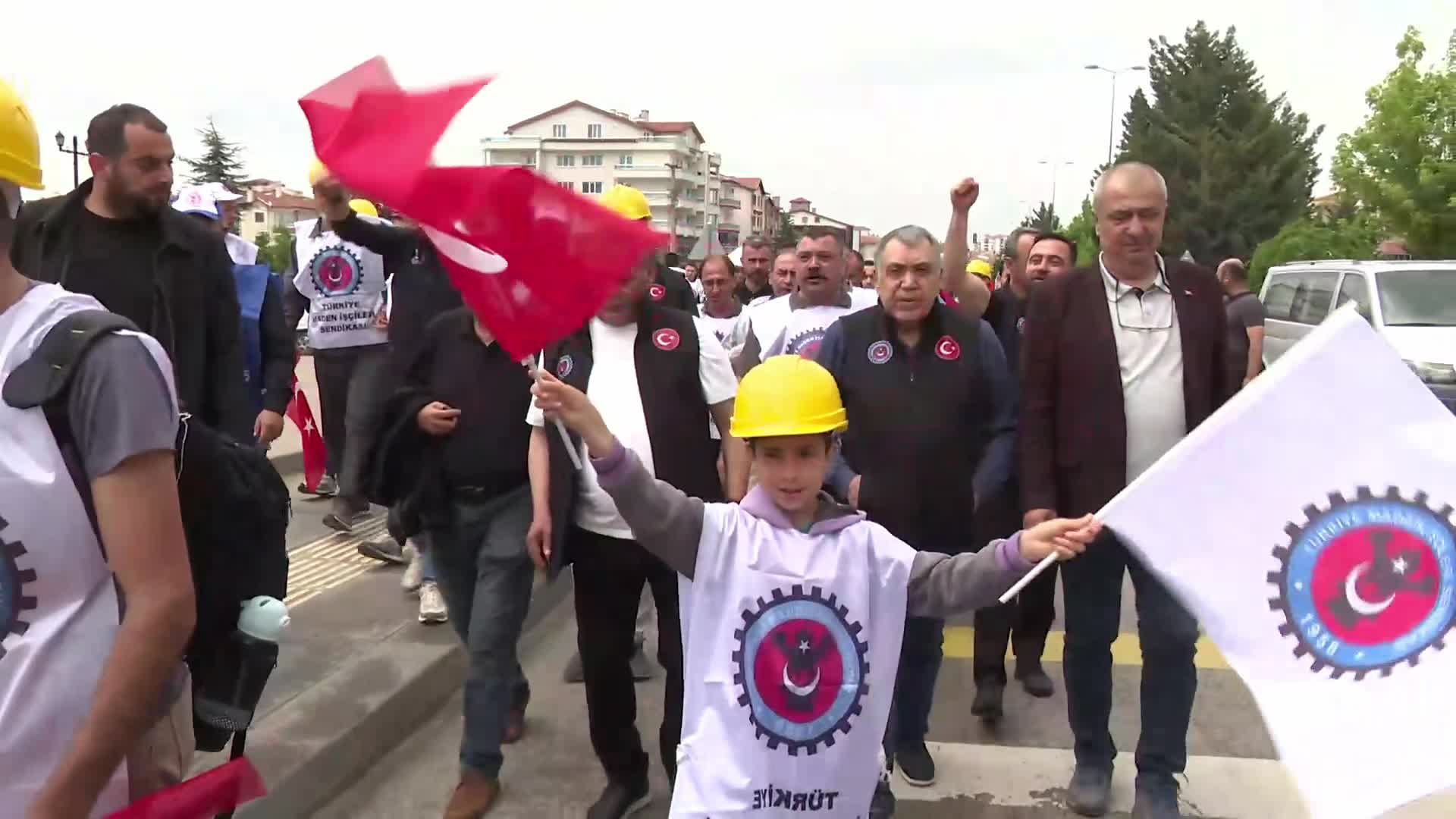Doruk Madencilik işçileri Ankara yolunda… “Hiçbir patron işçinin hakkına göz dikemez”