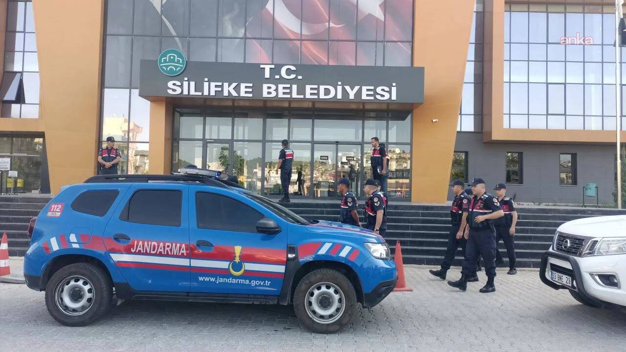 Silifke Belediyesi'ne operasyon: 7 kişi gözaltına alındı
