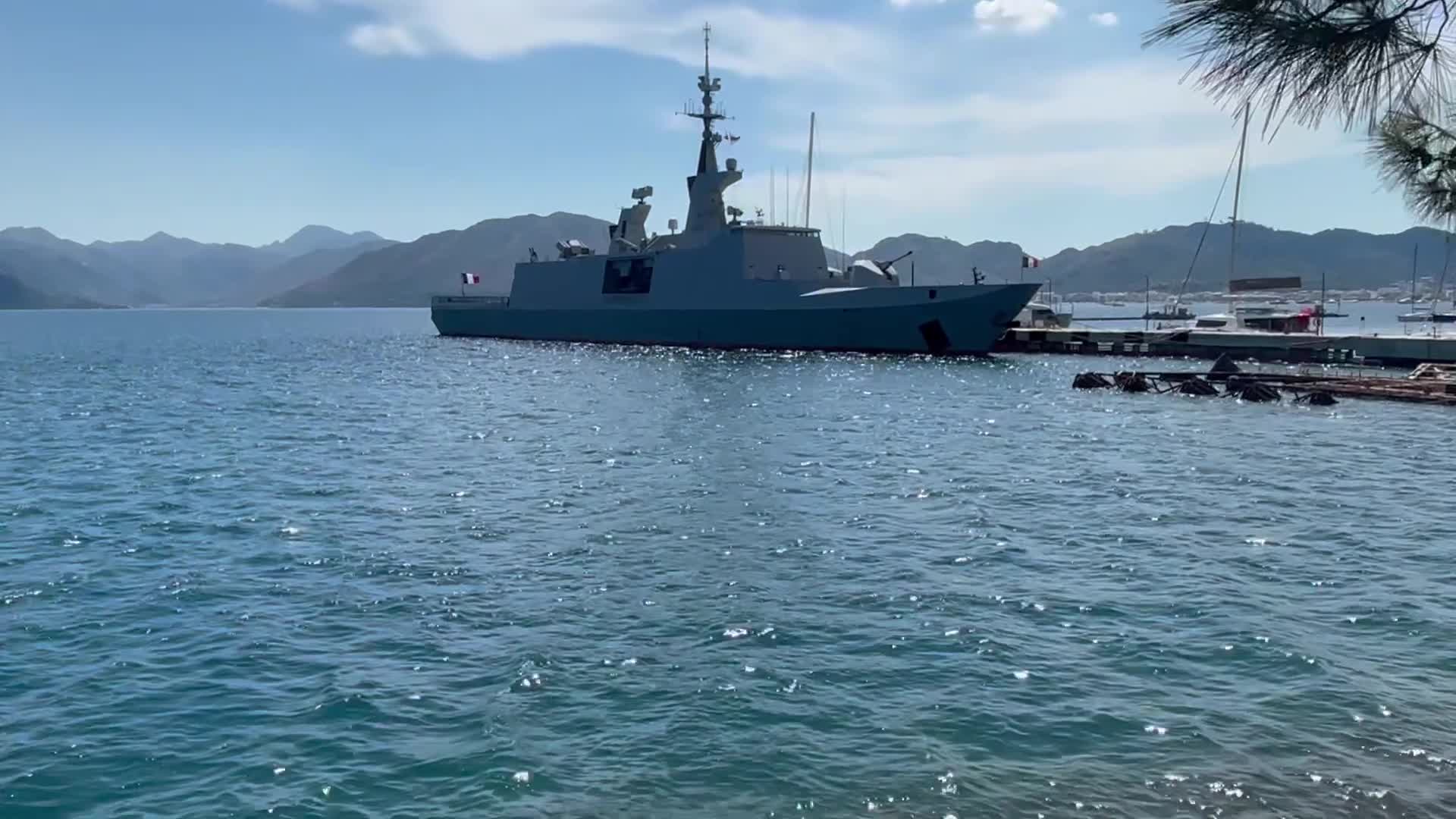 Fransız Donanması'na ait fırkateyn, 151 kişilik mürettebatıyla Marmaris'teki Albatros Marina'ya demirledi