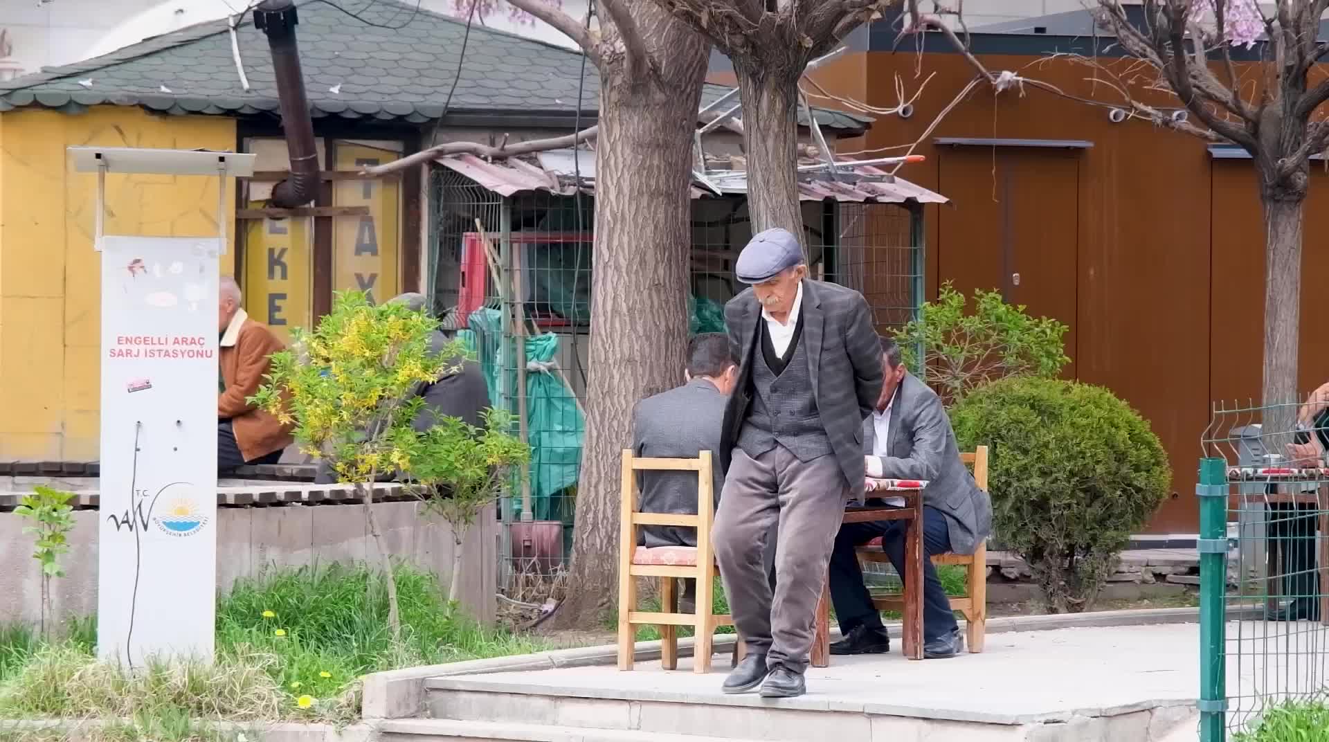 Van'da emekliler basın açıklaması yaptı: Emekliler bunun hesabını sandıkta soracaktır