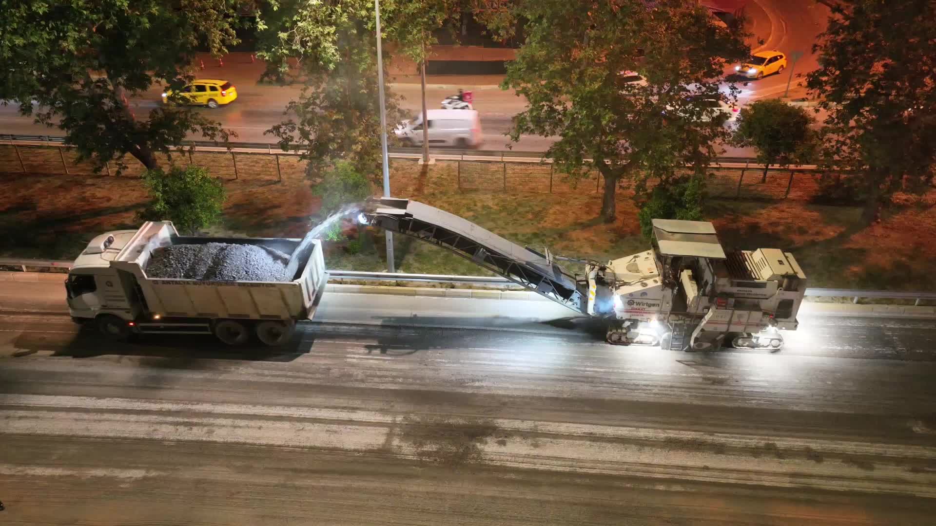 Antalya Büyükşehir Belediyesi'nden İller Bankası Kavşağı’nda asfalt çalışması