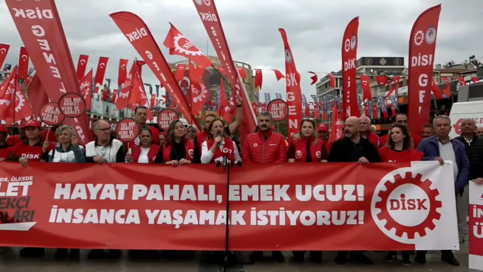 “Ülkemiz fakir olduğu için değil adaletin terazisi bozulduğu için geçinemiyoruz”