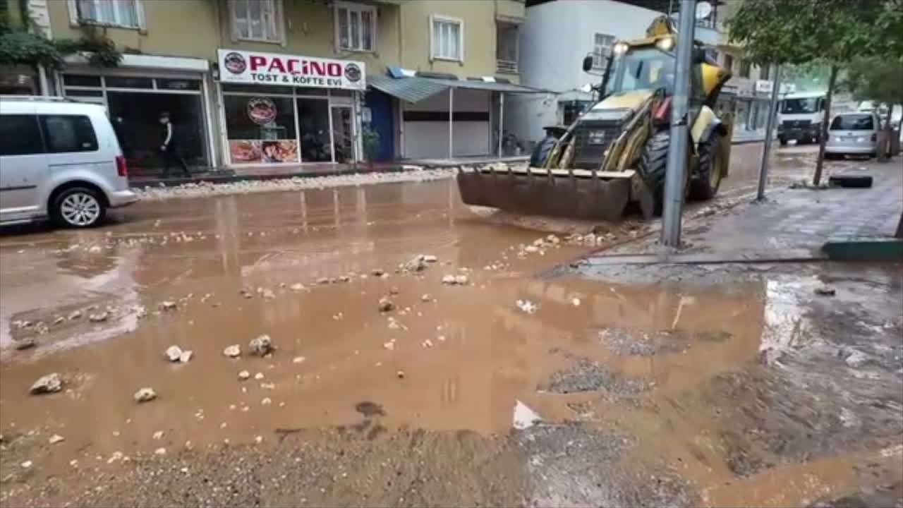Diyarbakır’da sağanak taşkına neden oldu