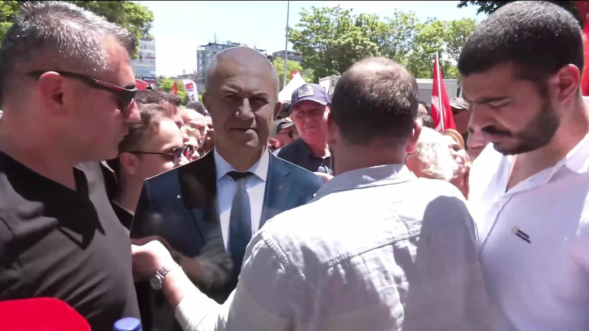 CHP Ankara İl Başkanlığı'nda bayramlaşma... Ayağı kırık olduğu için gelemeyen Alanya Belediye Başkanı Özçelik'in maketi getirildi