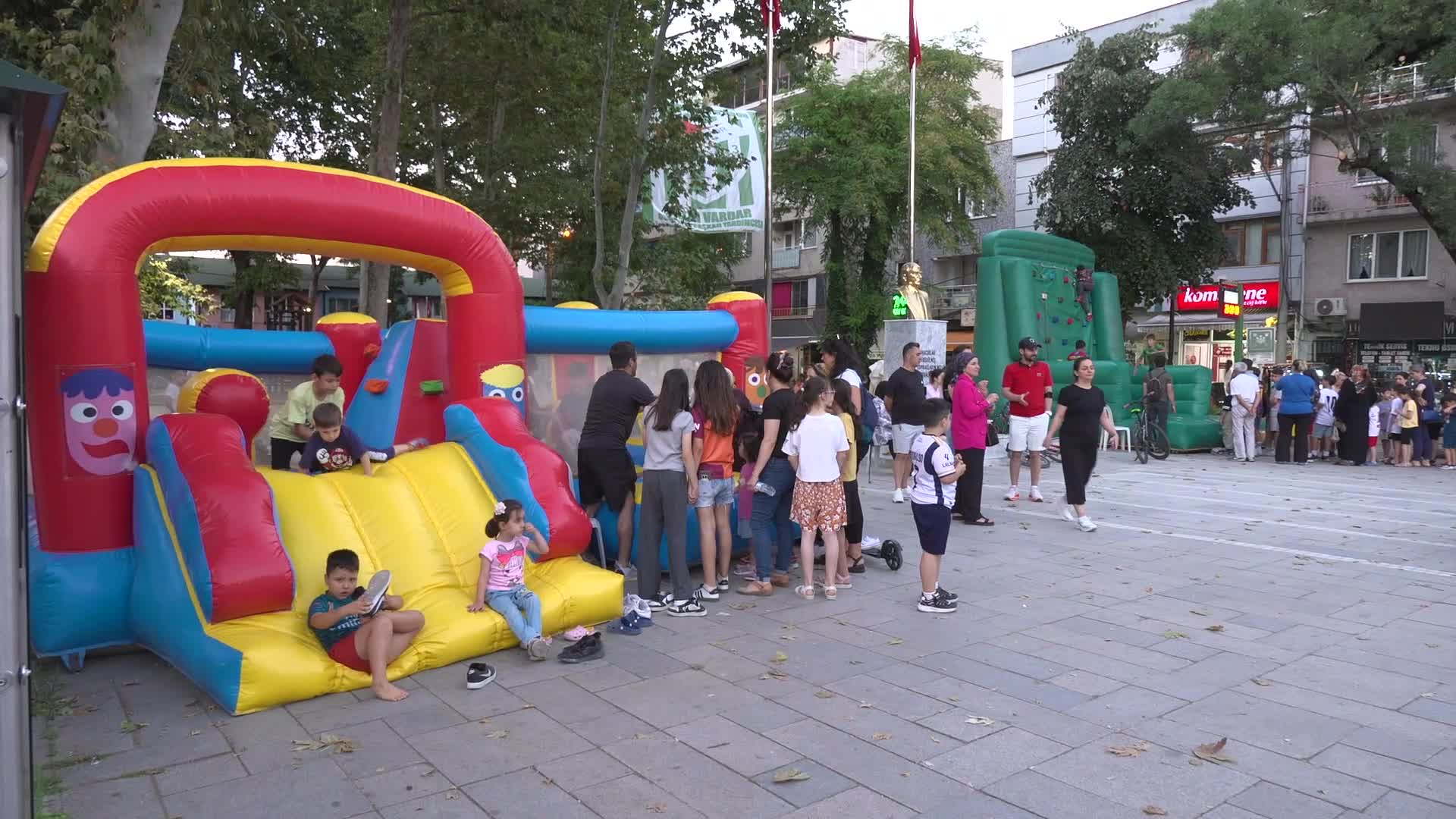 Osmangazi’de “Yaz Şenlikleri” coşkusu, İstiklal Mahallesi’ni sardı