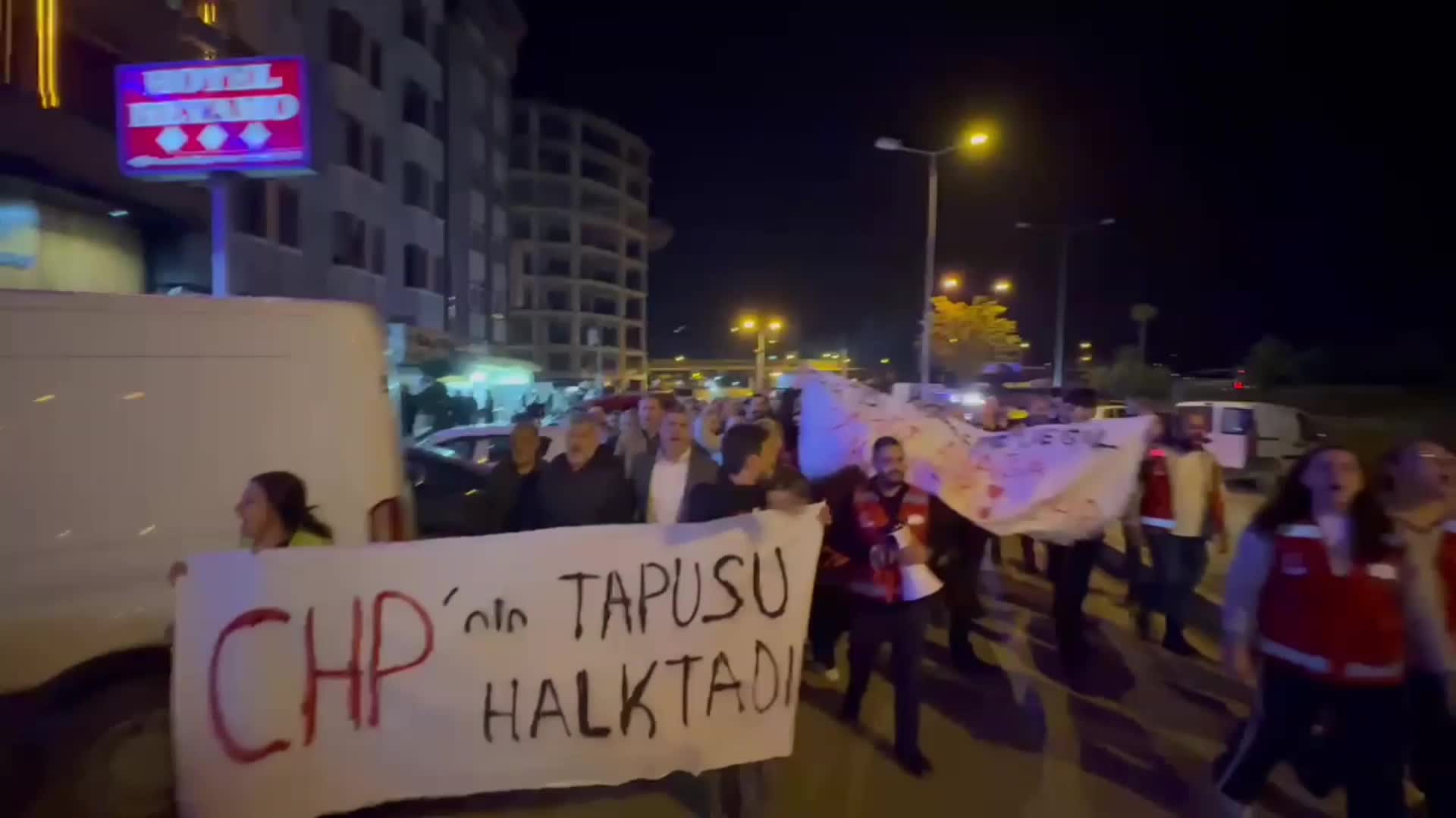Hopa ve Kemalpaşa’da CHP'liler sokağa çıktı, teşkilatlarda nöbet başlatıldı