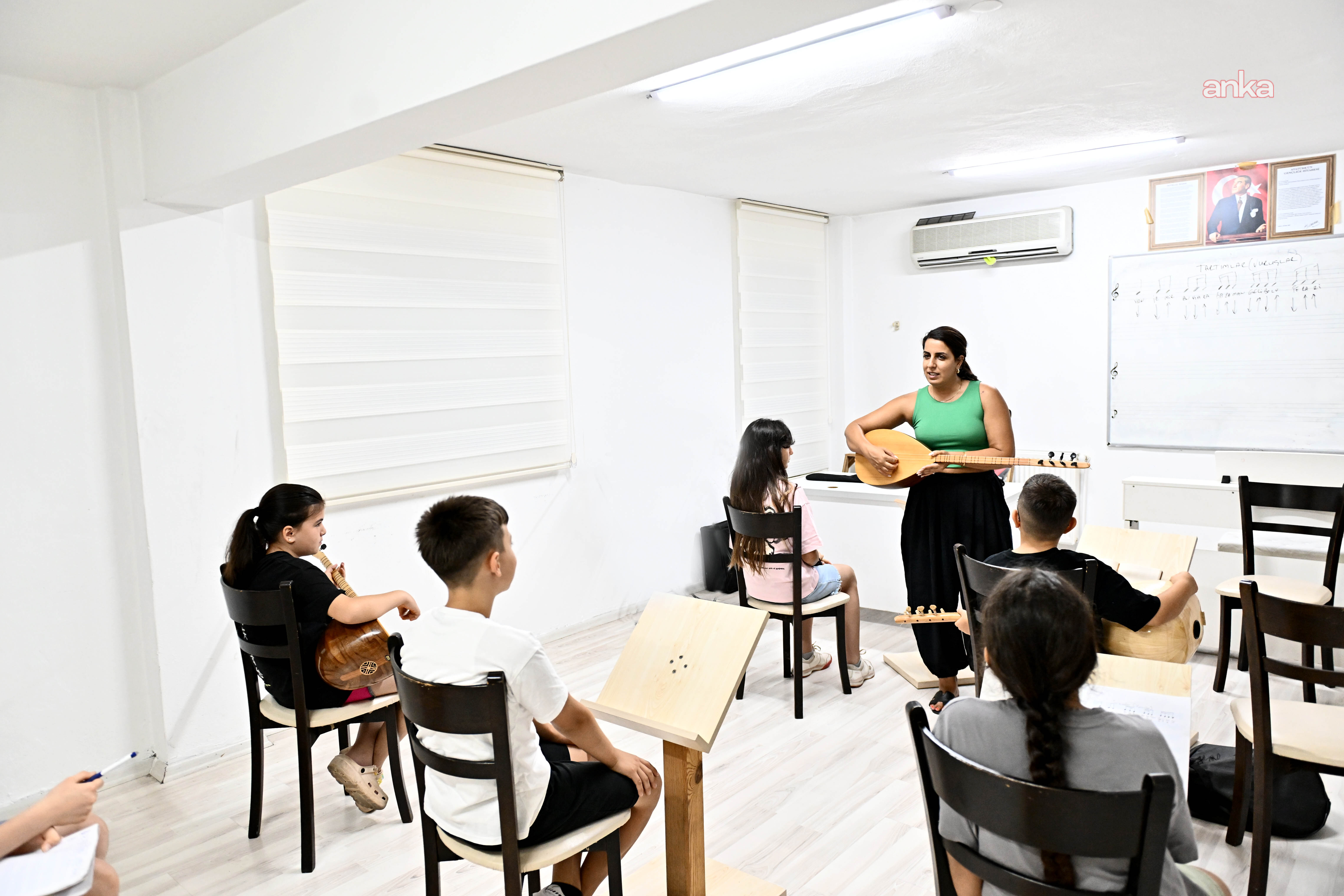 Muratpaşa'da çocuklar yaz tatilini bağlama öğrenerek değerlendiriyor