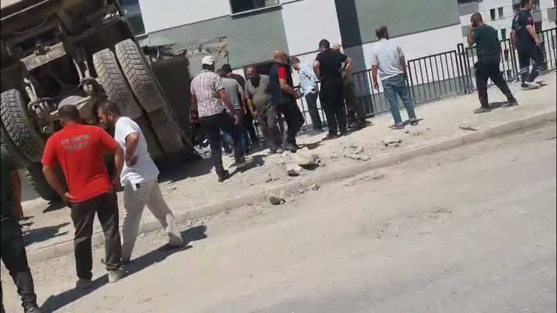 İkizce’de kontrolden çıkan hafriyat kamyonu apartmana çarptı