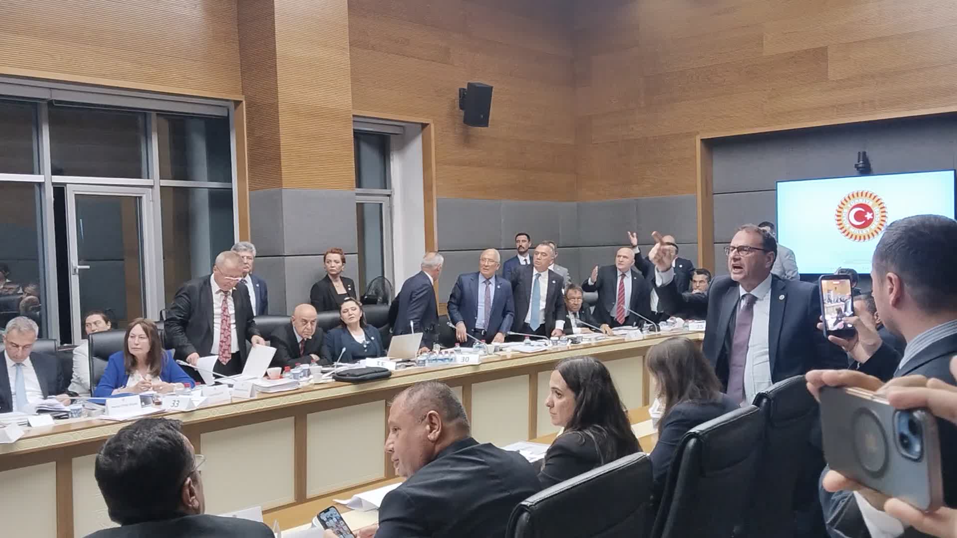 "Çerçeve Yasa" teklifi Adalet Komisyonu'nda... İYİ Partili Rıdvan Uz, Komisyon Başkanı Yüksel'in üzerine yürüdü