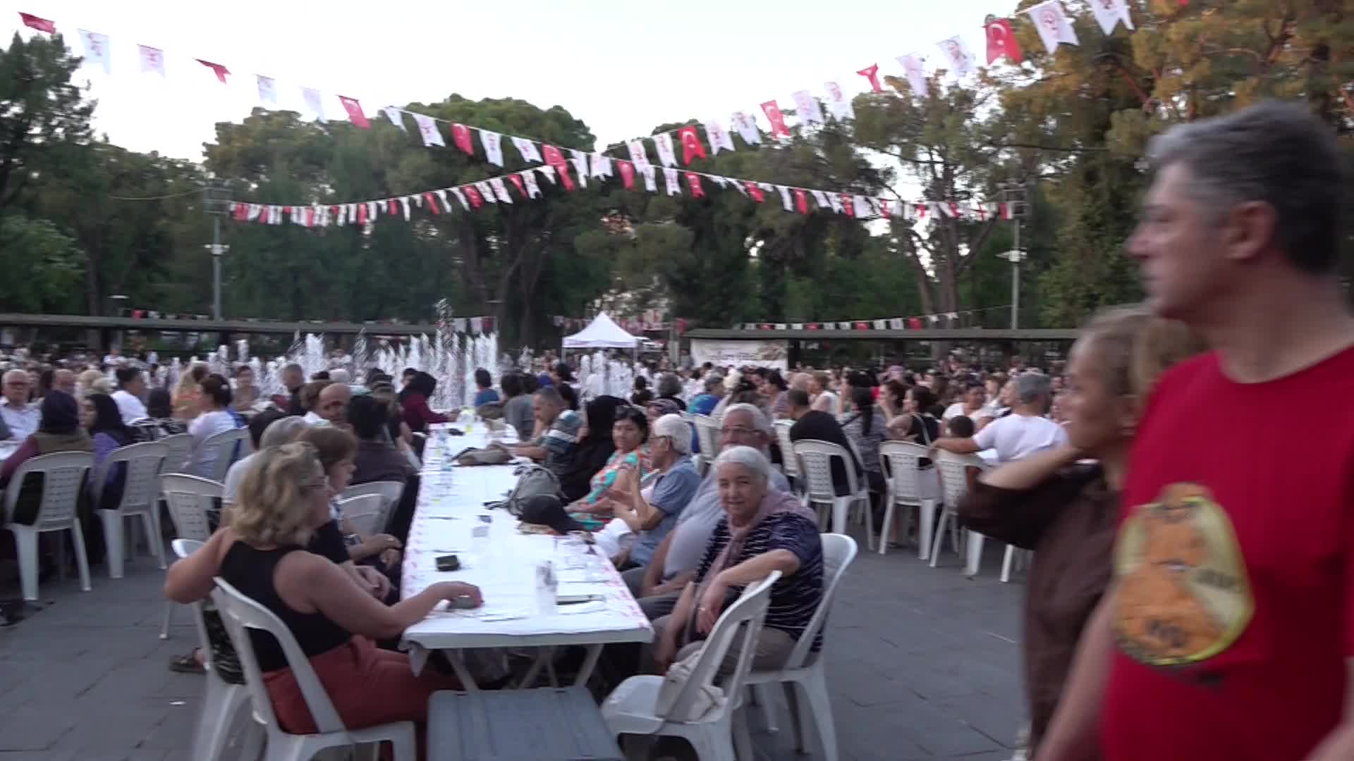 Bornova'da 3 bin 500 kişilik aşure lokması paylaşıldı