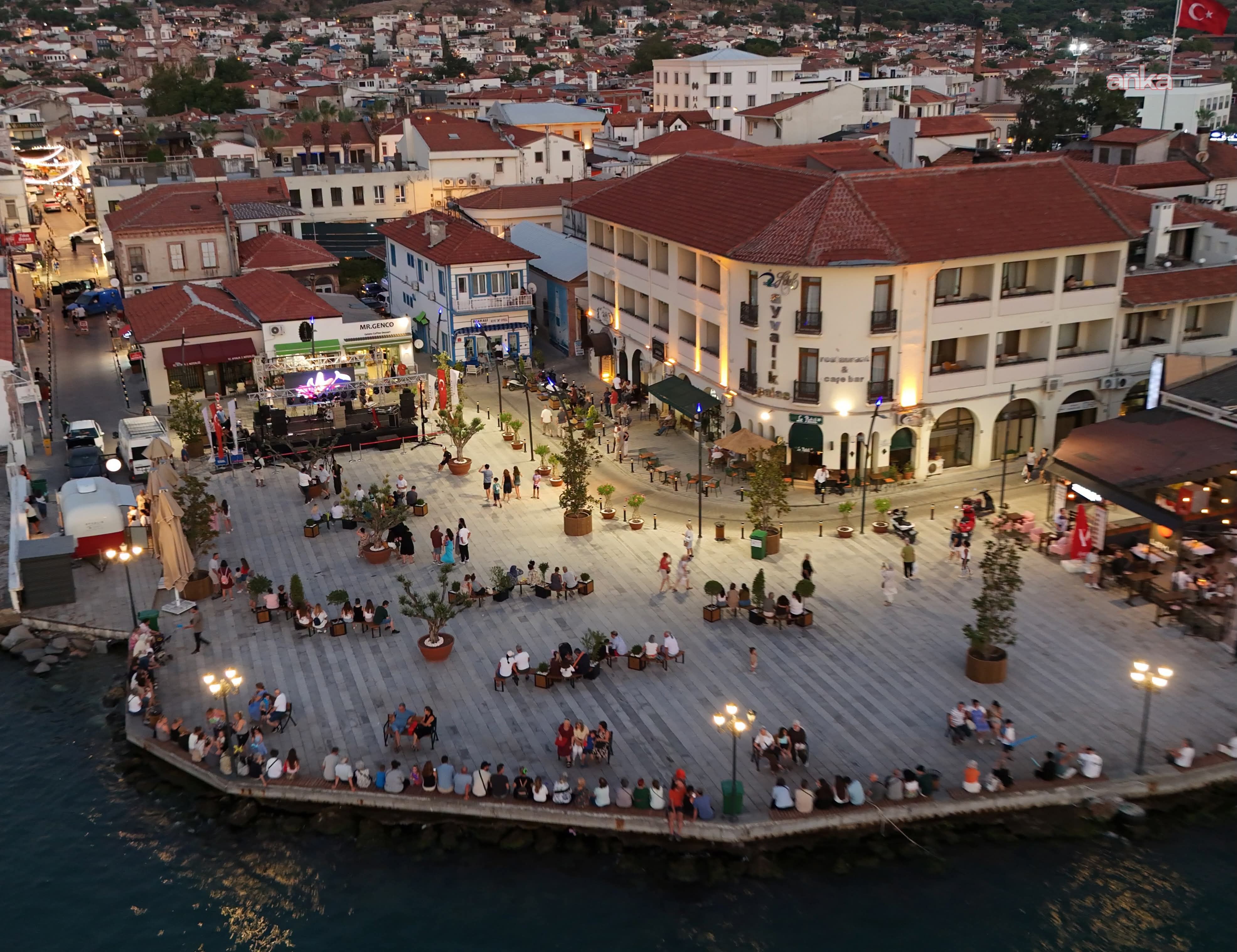Ayvalık, tarihi Gümrük Meydanı'na kavuştu