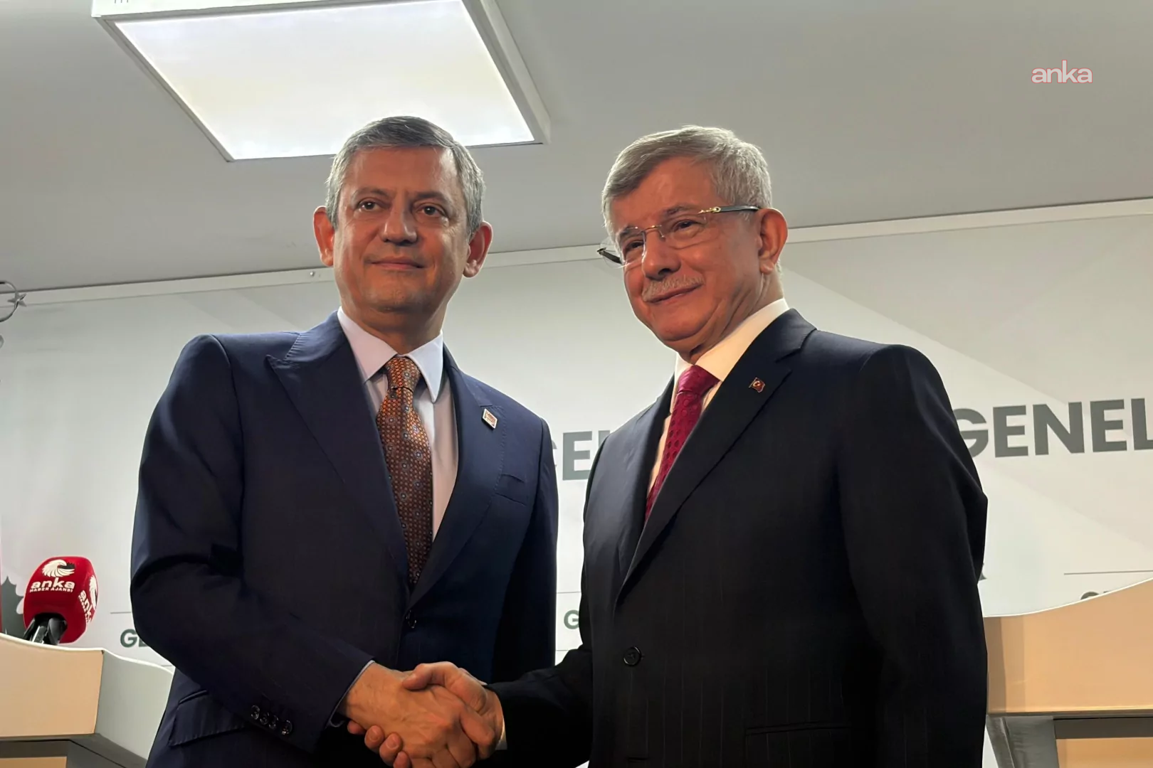 YENİ Parti Genel Başkanı Özgür Özel, Ahmet Davutoğlu ile telefonda görüştü