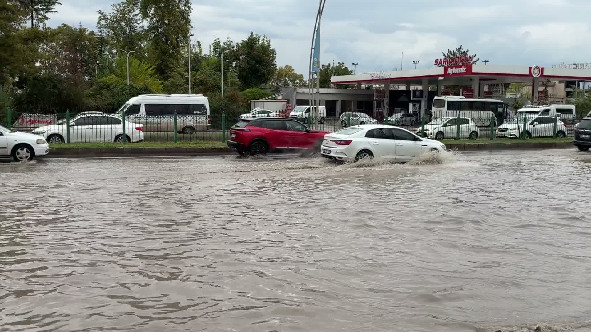 Malatya’da sağanak yağış yaşamı olumsuz etkiledi