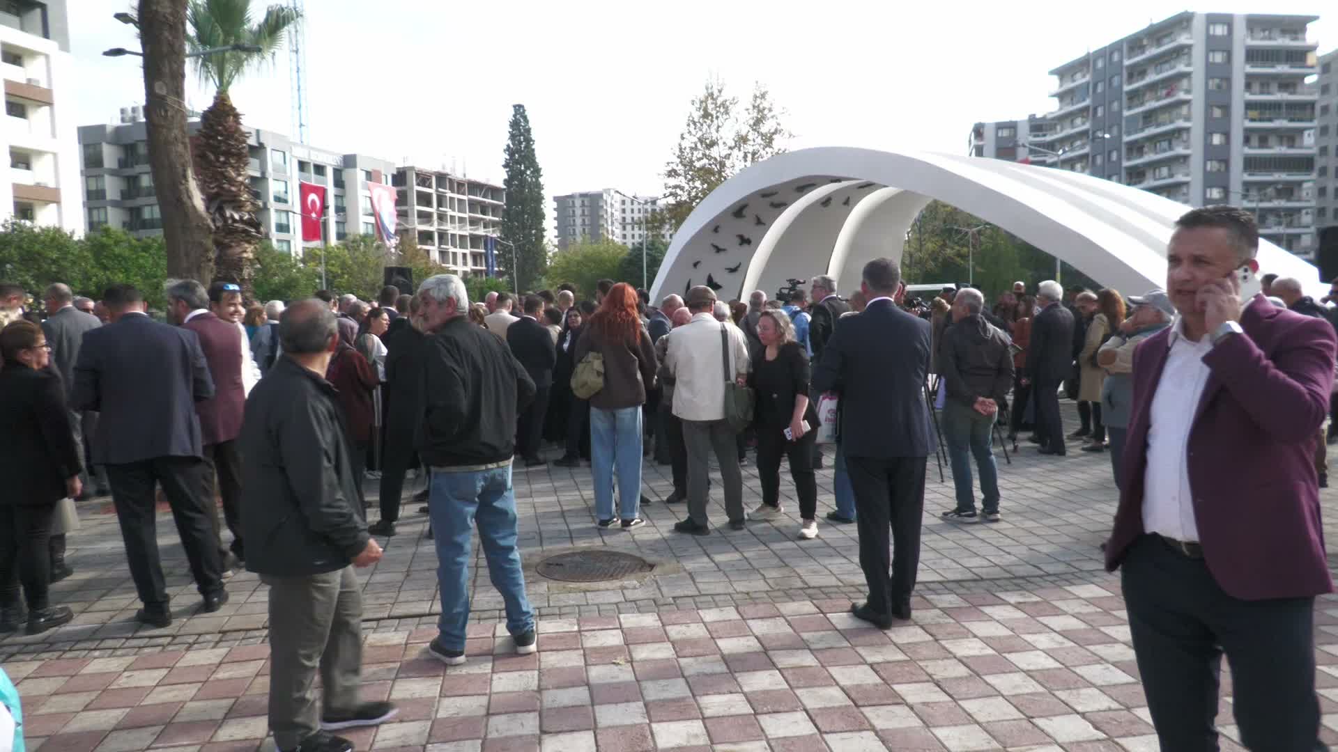 İzmir depreminin 6. yılı... 30 Ekim Deprem Anıtı önünde hayatını kaybedenler anıldı