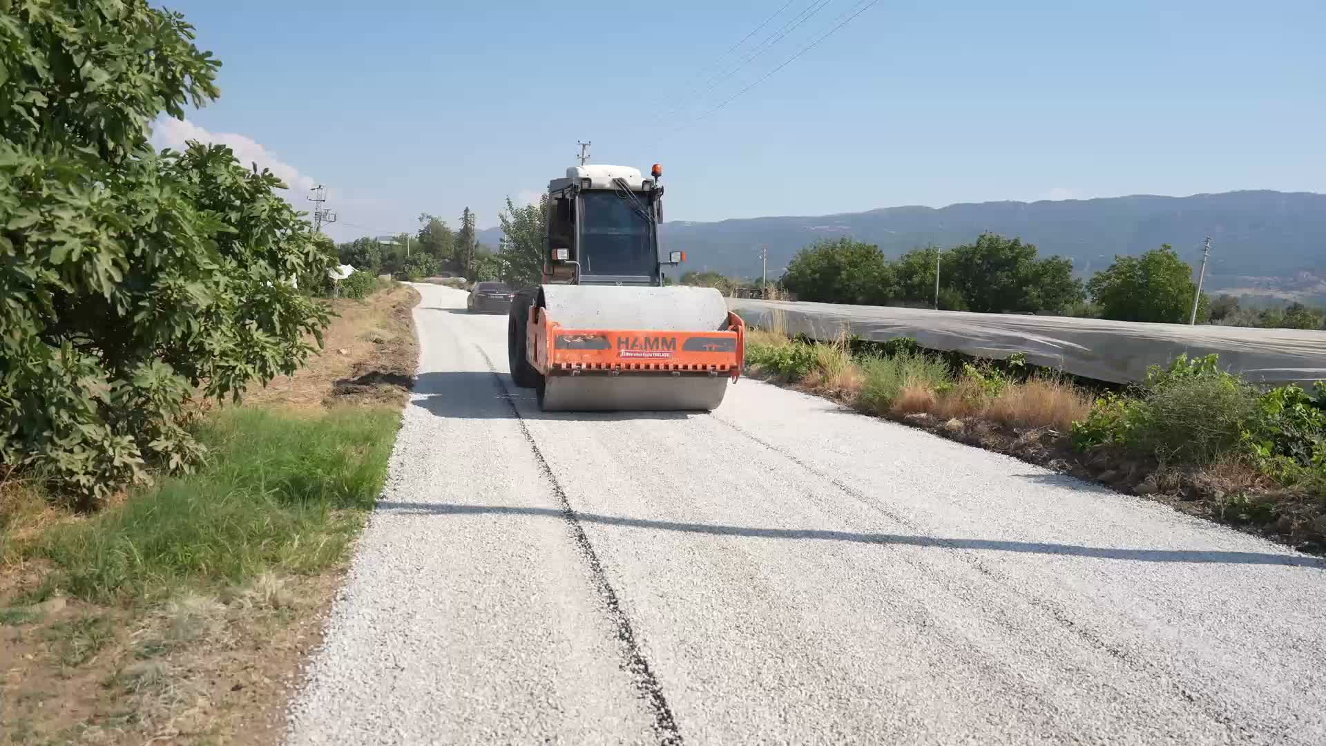 Manisa Büyükşehir Beldiyesi'nden üzüm hasadı öncesi Sarıgöl'de yol yenileme çalışması