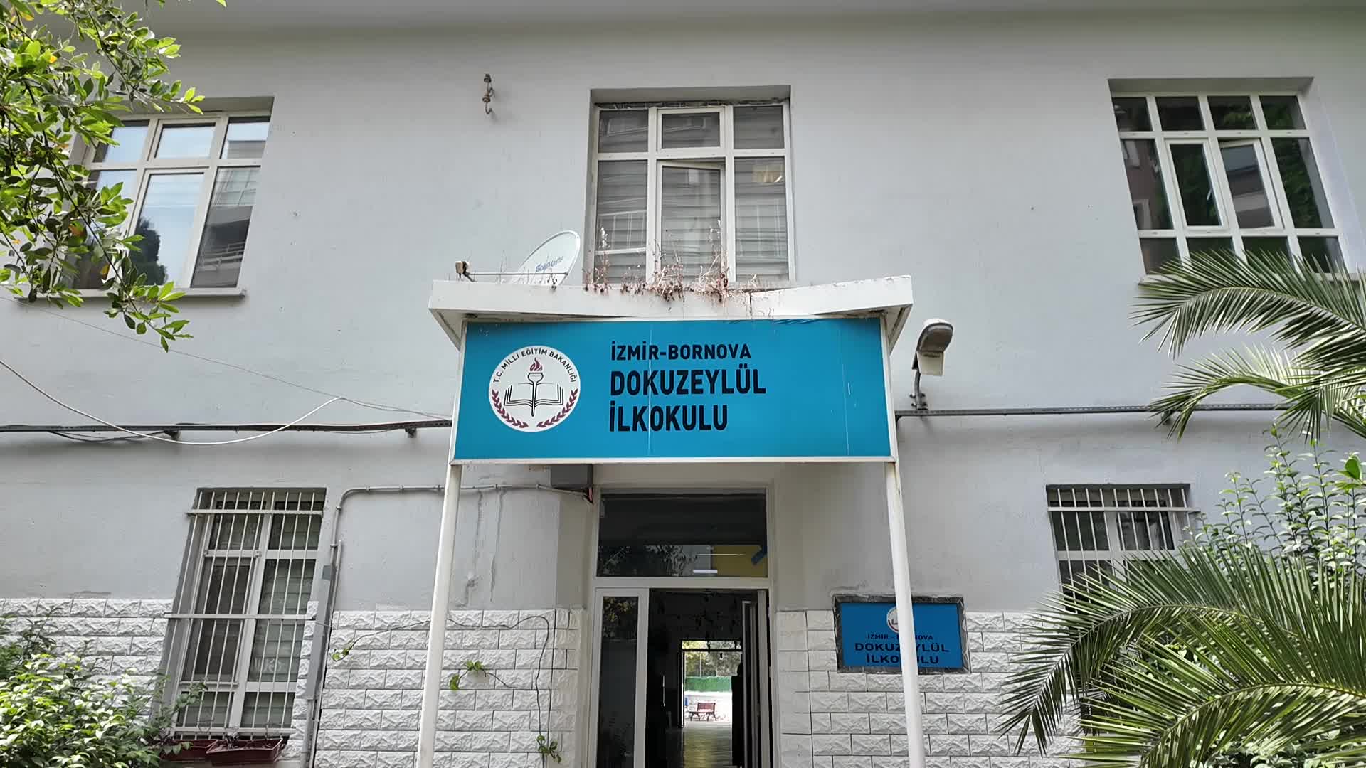 Bornovalı minik eller toprakla buluşuyor
