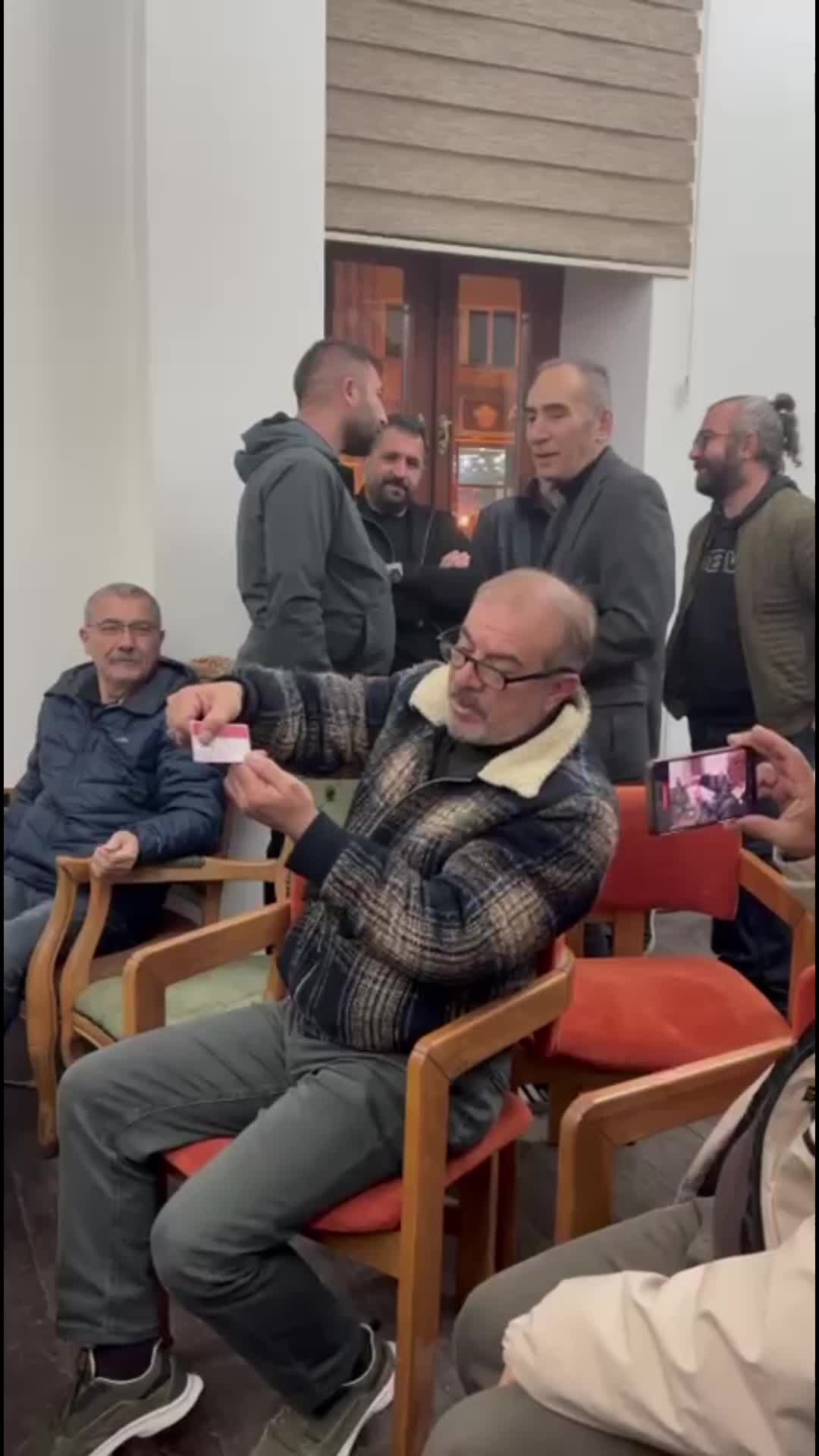 Kars’ta CHP’li Güven Demir, üzerinde Kılıçtaroğlu’nun imzası bulunan üyelik kartını yırttı
