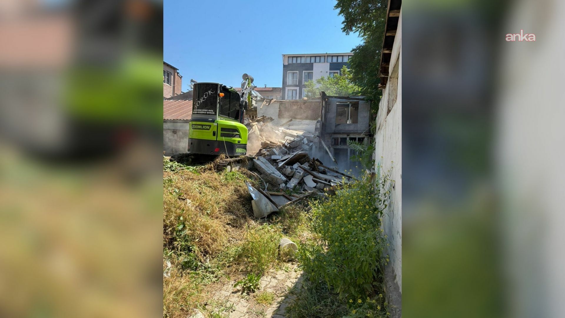 Burdur Belediyesi, tehlike oluşturan yapıların yıkım çalışmalarını sürdürüyor