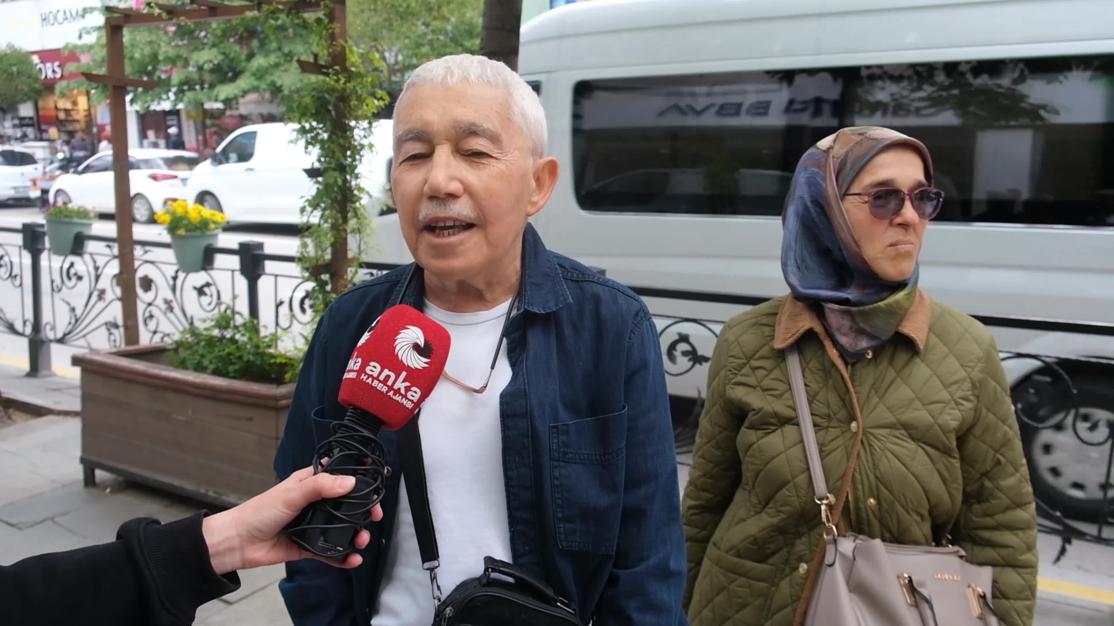 Isparta'da emekliler 4 bin lira bayram ikramiyesinin yetersizliğini dile getirdiler: Meyve, sebze, çerez alınır