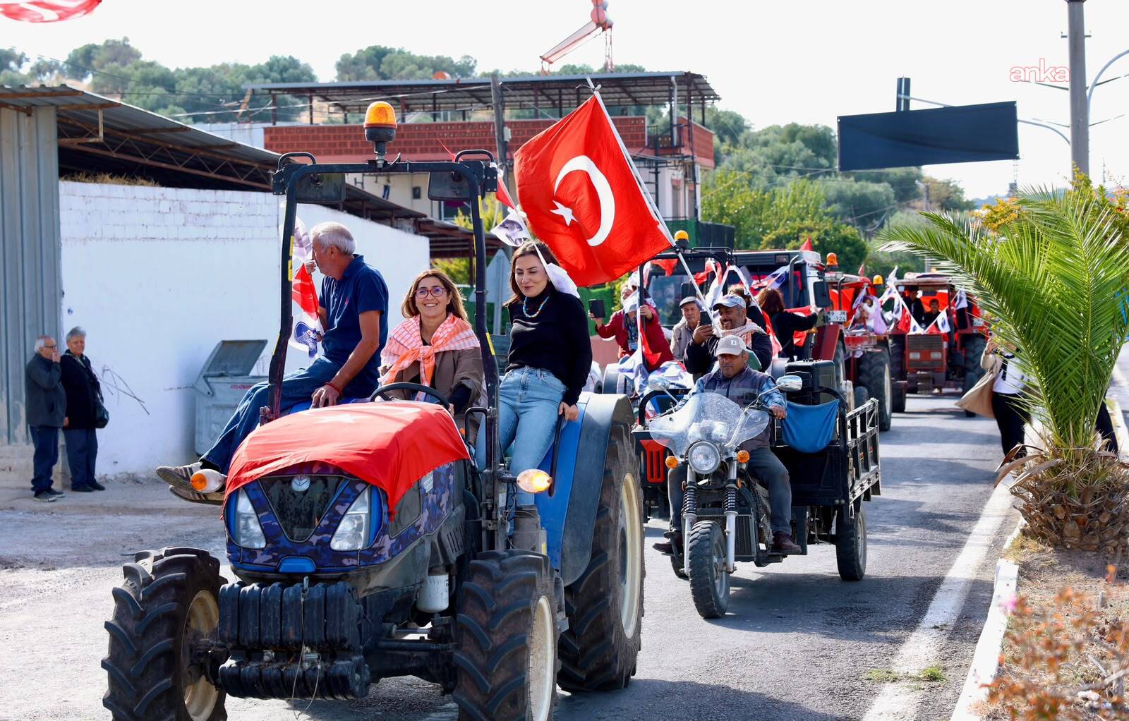 Didim Tarım Şenliği’nde kadın çiftçilerden traktör korteji