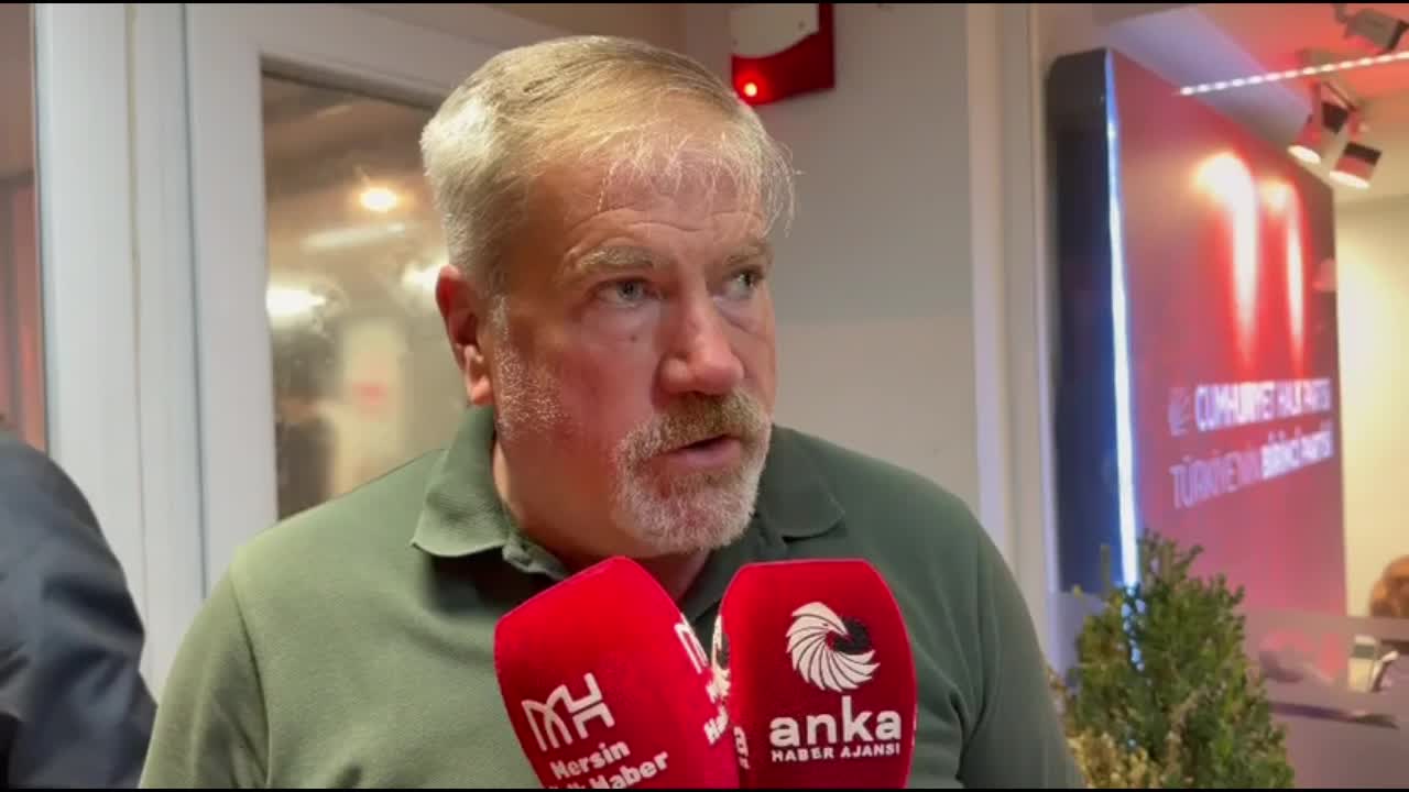 CHP Kurultayı'na iptal kararı... Partililer, CHP Mersin İl Başkanlığı önünde toplandı