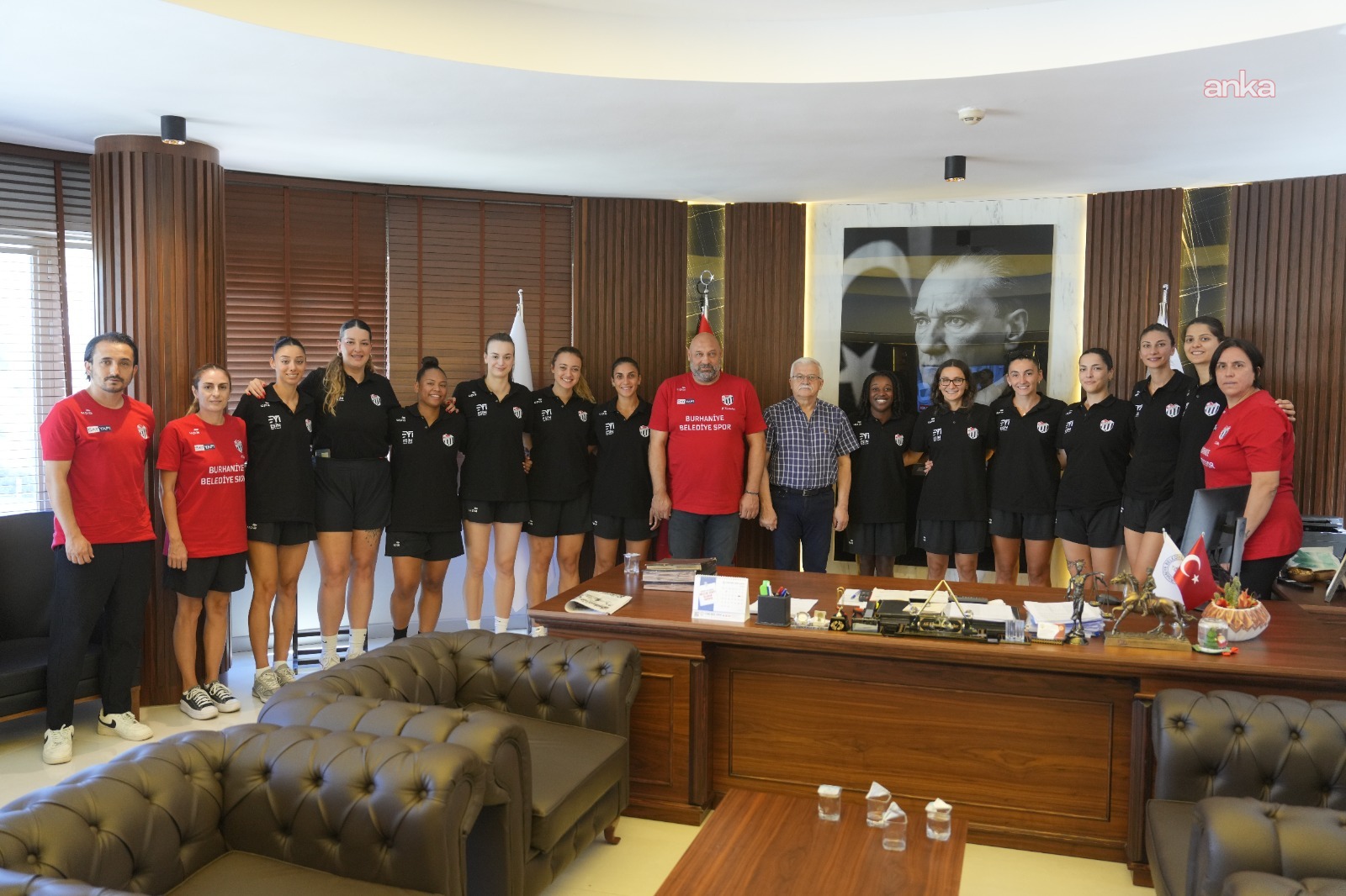 Burhaniye Belediyespor Kadın Basketbol A Takımı'ndan Belediye Başkanı Deveciler'e ziyaret