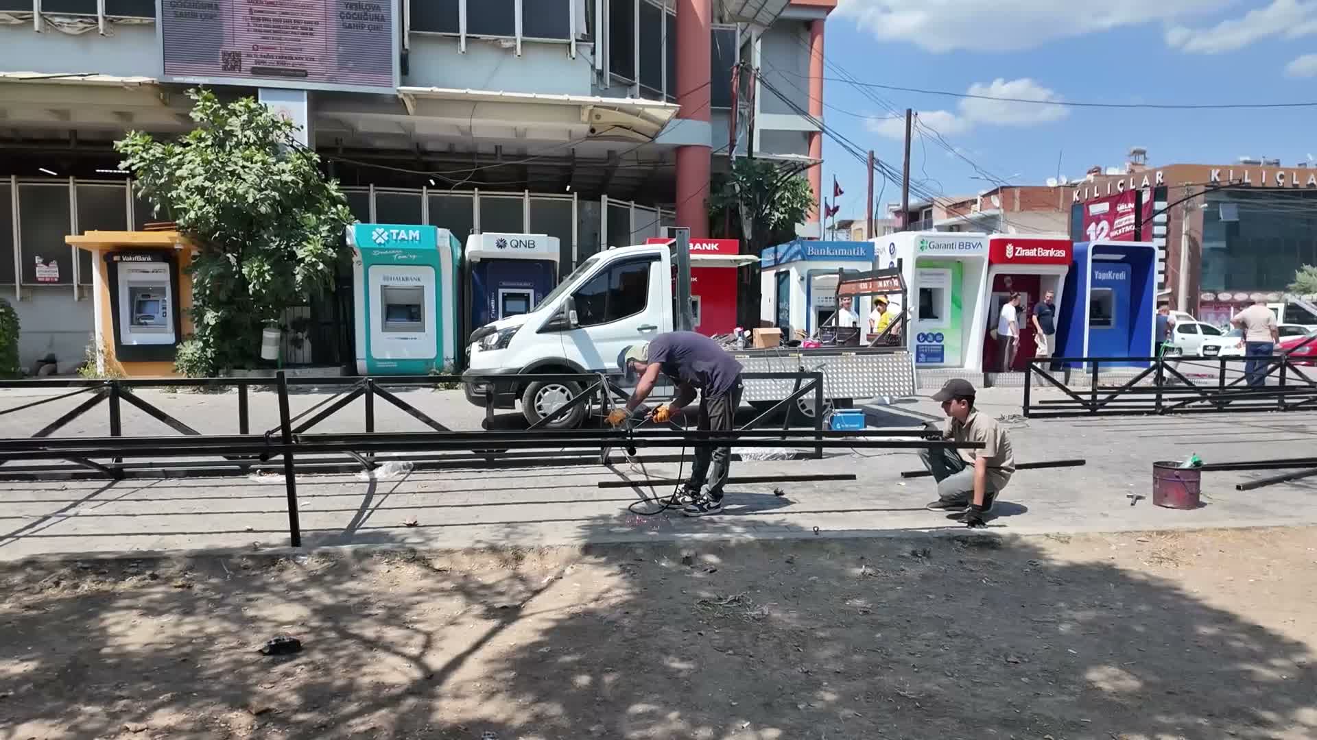 Bornova Belediyesi'nden motokuryeler ve vatandaşlar için gölgelik uygulaması