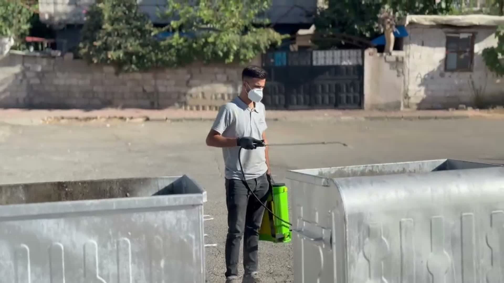 Adıyaman Belediyesi, kent genelinde üç ayrı ekiple ilaçlama çalışması yapıyor