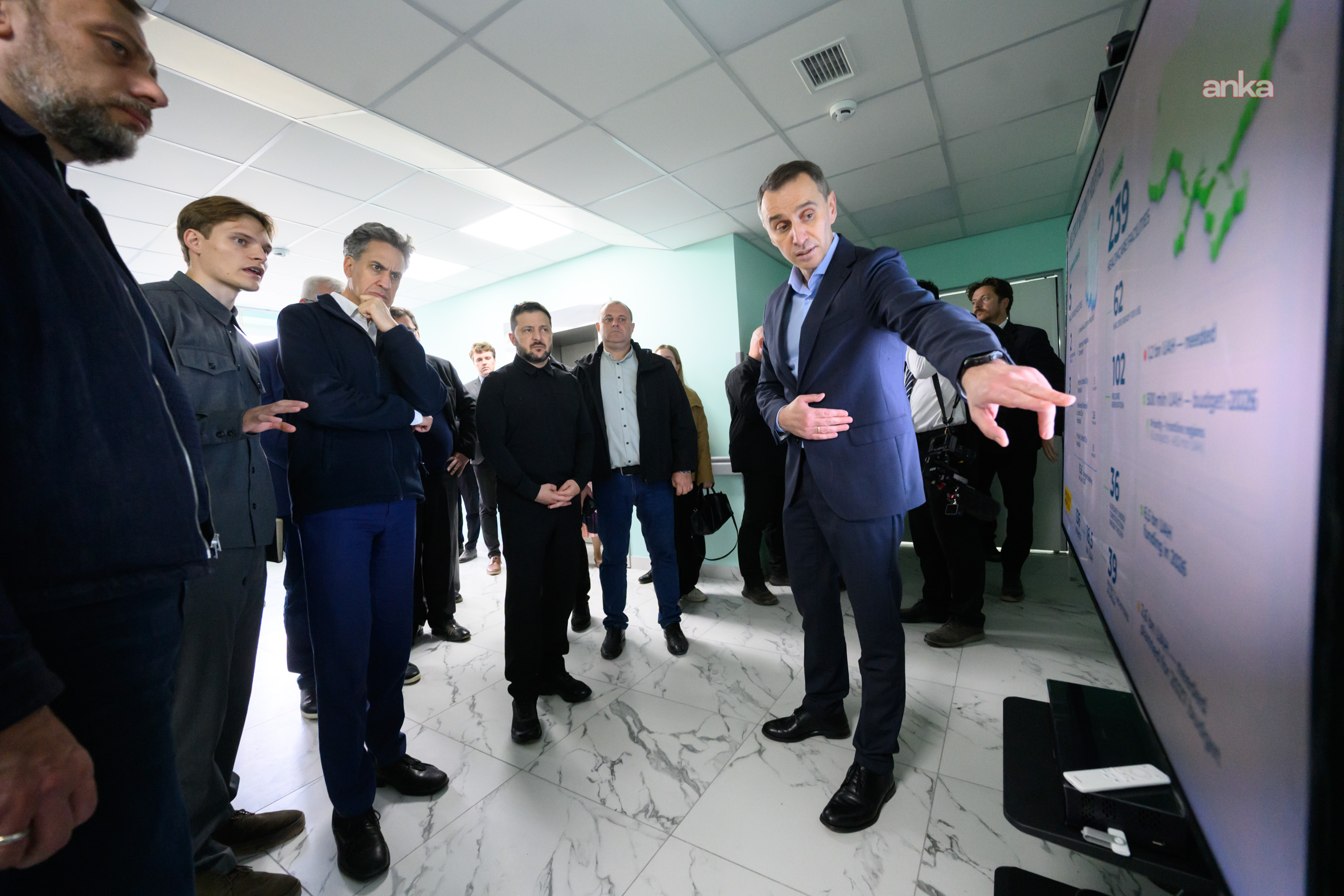 Zelenskiy, İngiltere Dışişleri Bakanı Miliband ile Rus saldırısında yaralananları ziyaret etti