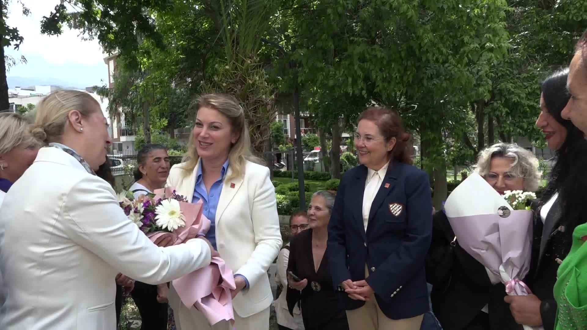 CHP Kadın Kolları Genel Başkanı Asu Kaya Kuşadası’nda vatandaşlarla buluştu